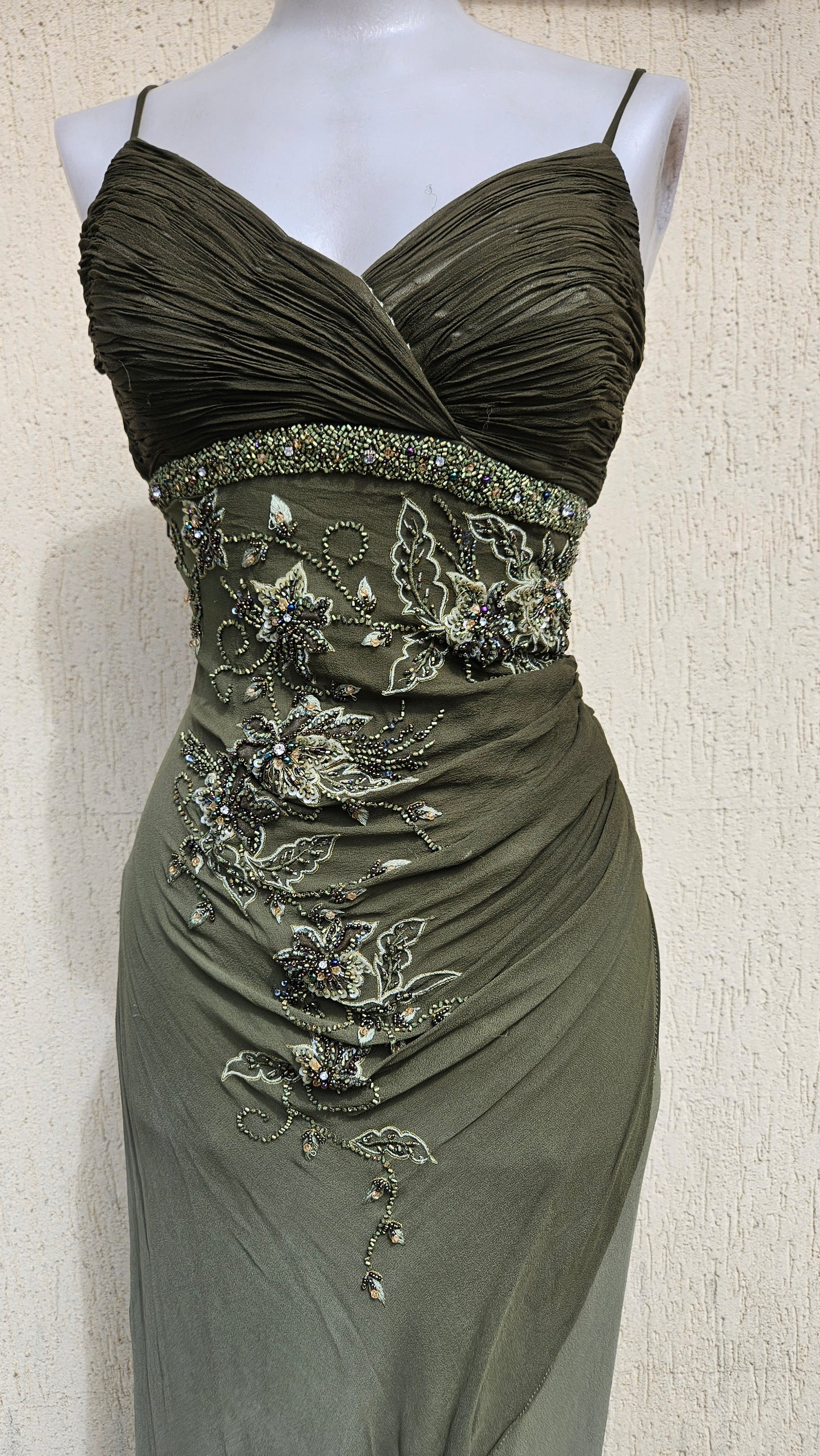 Robe en soie verte brodée