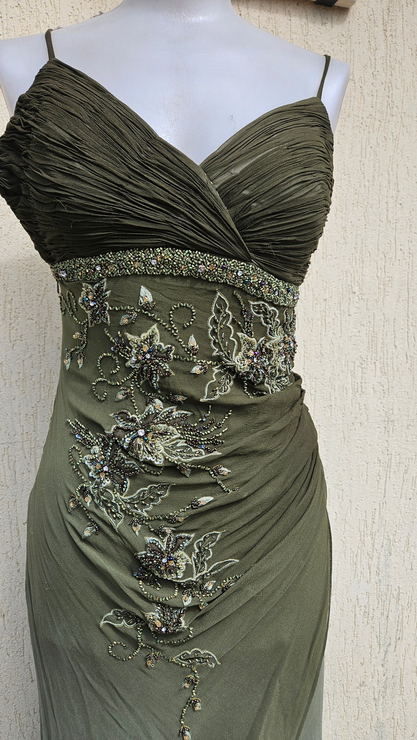 Robe en soie verte brodée