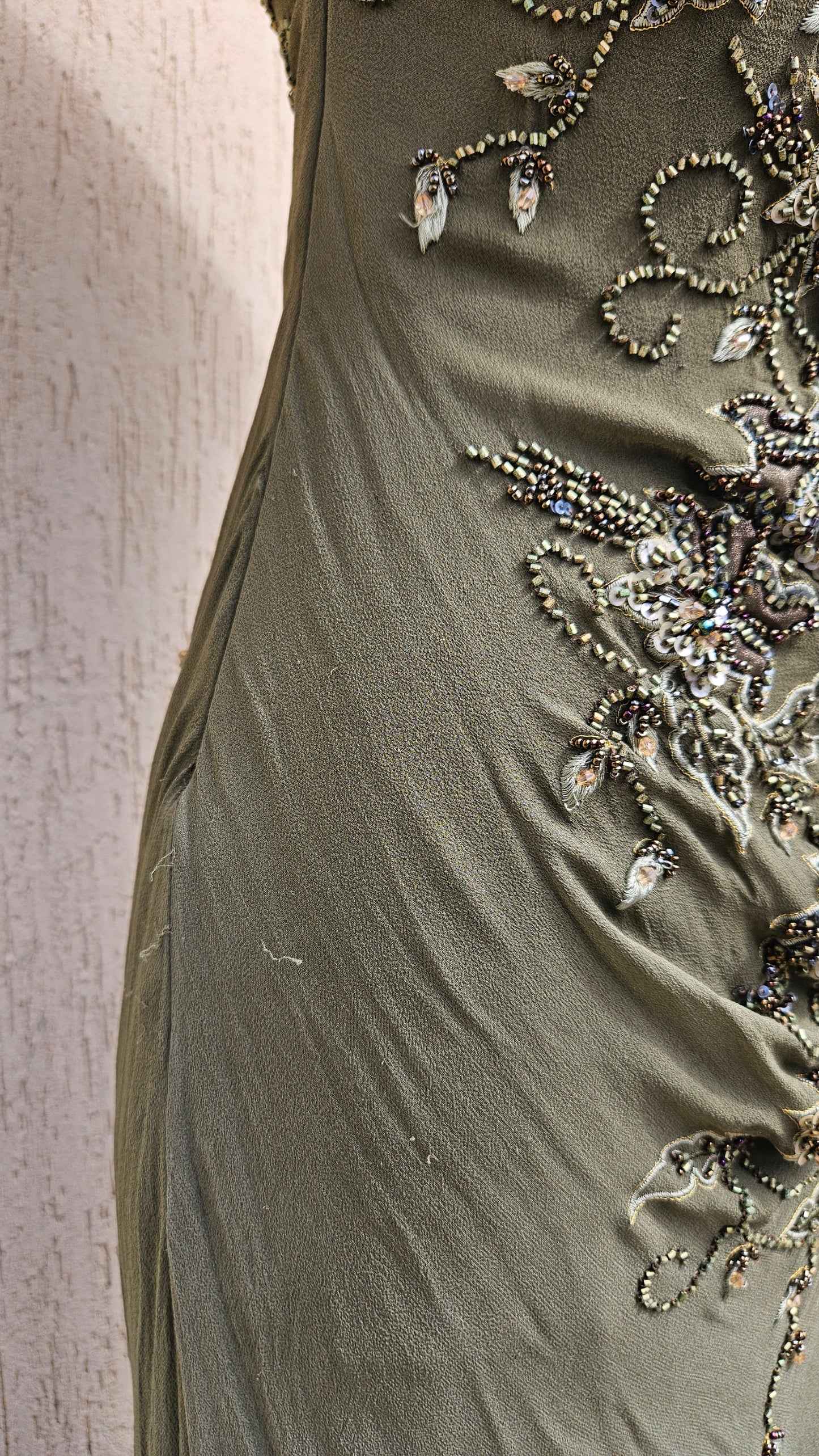 Robe en soie verte brodée