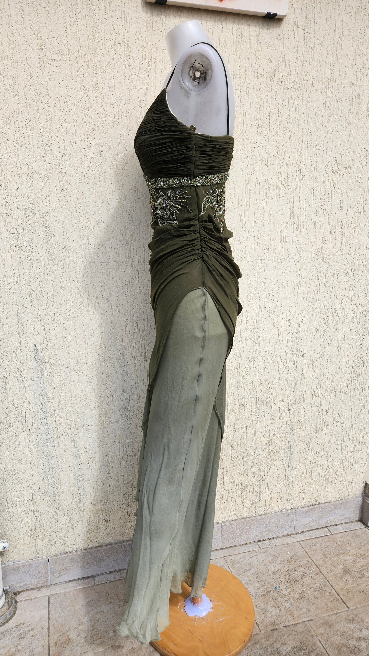 Robe en soie verte brodée