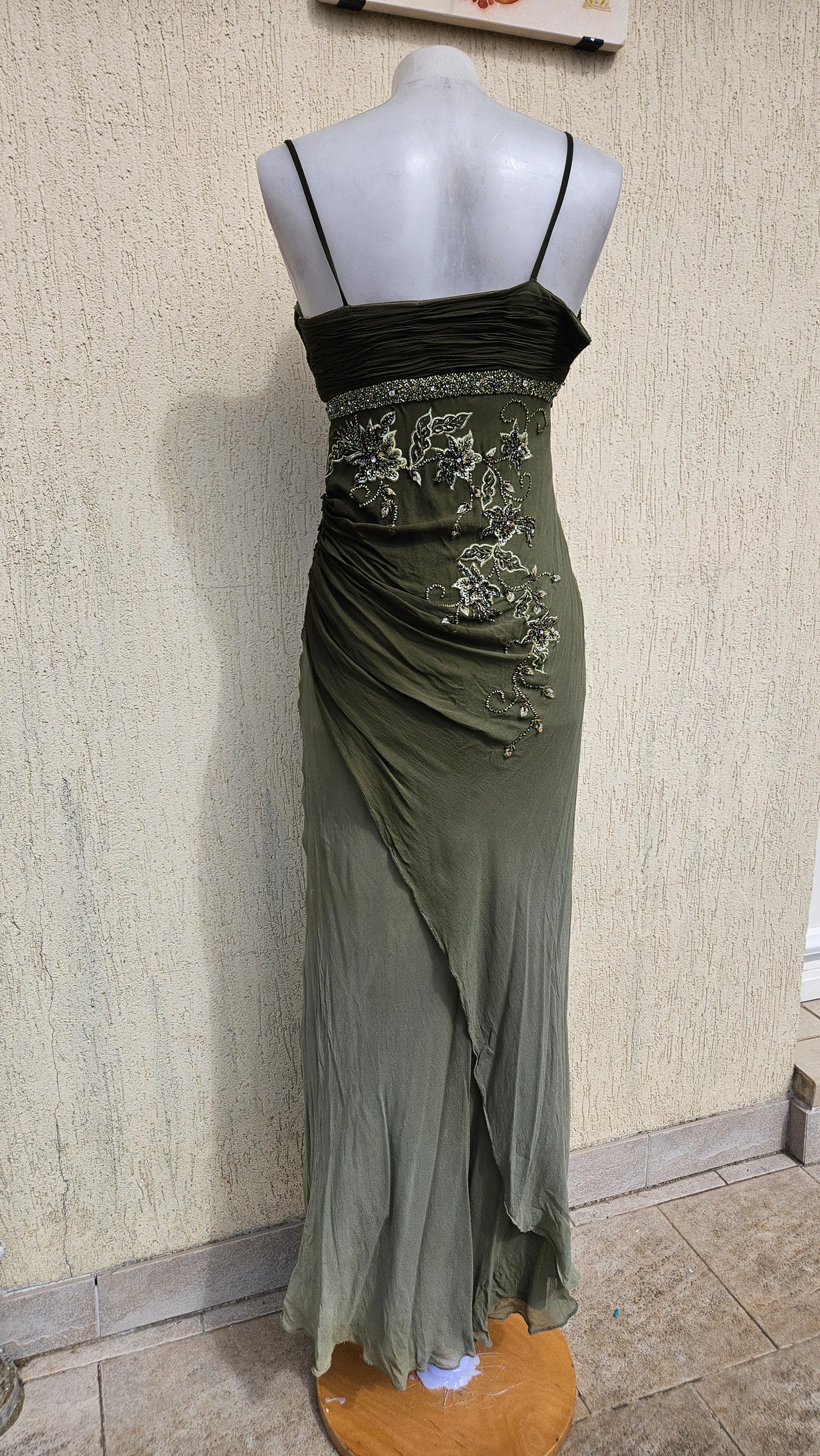 Robe en soie verte brodée