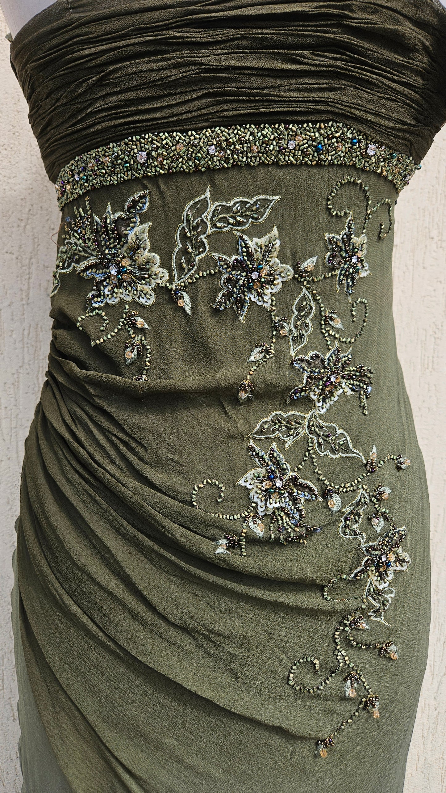 Robe en soie verte brodée