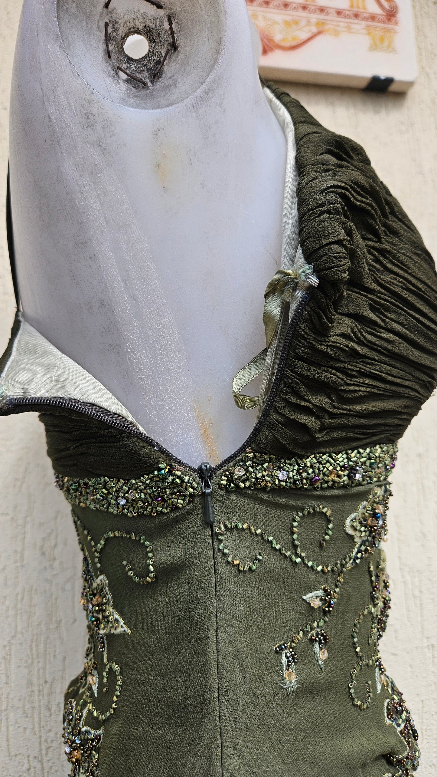 Robe en soie verte brodée