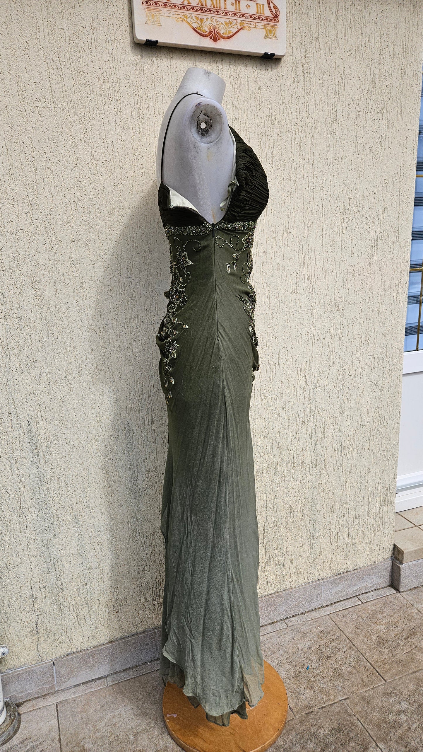Robe en soie verte brodée
