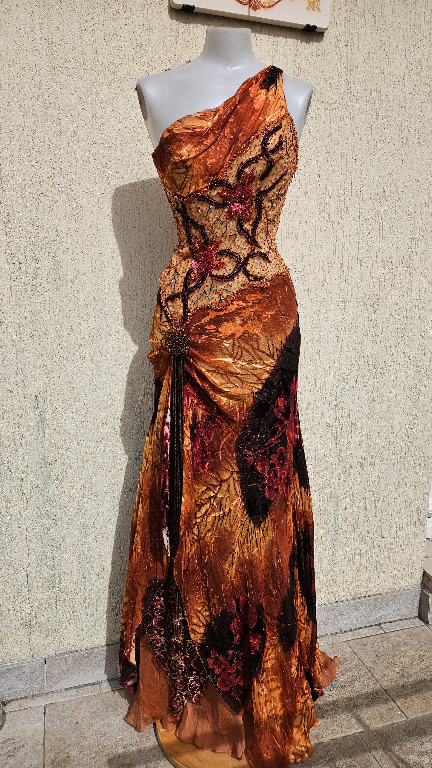 Robe en soie brodée orange