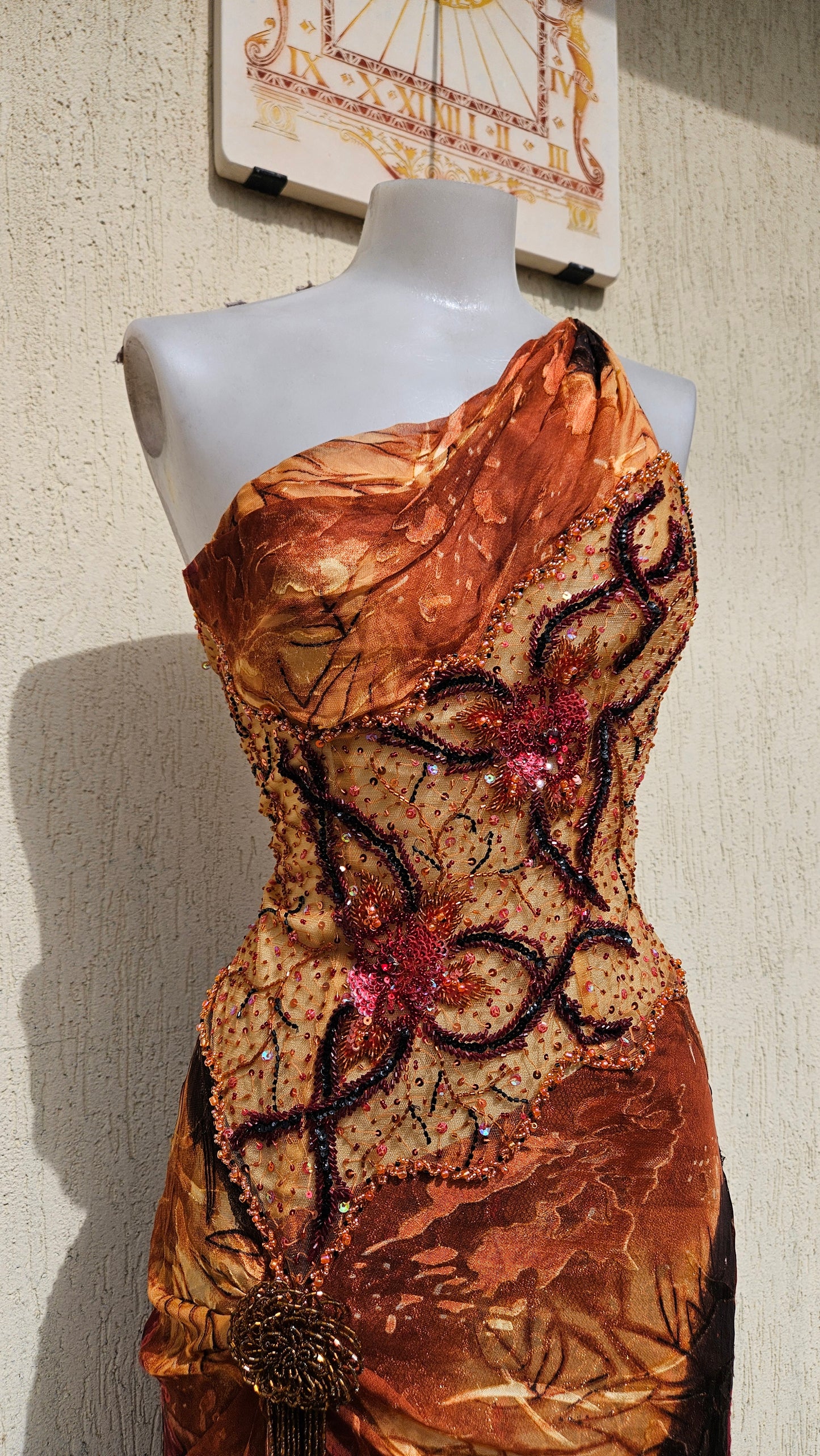 Robe en soie brodée orange