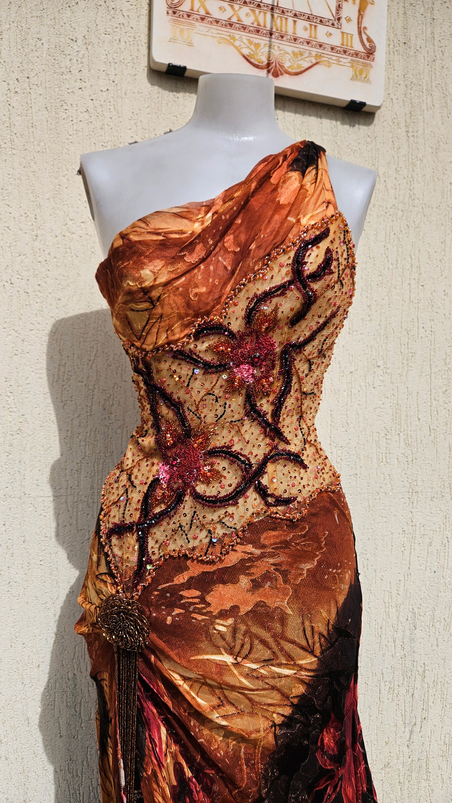 Robe en soie brodée orange