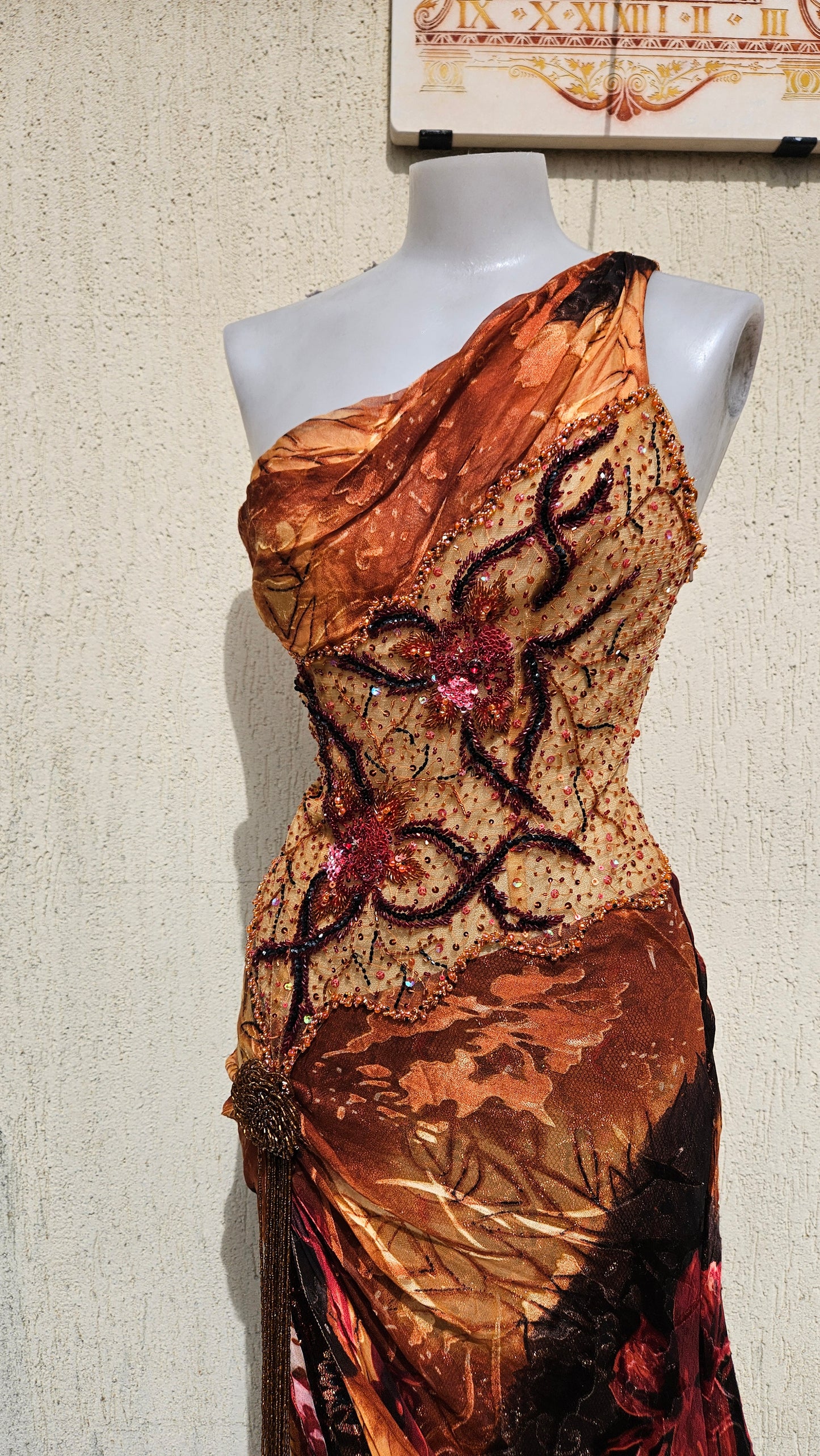 Robe en soie brodée orange