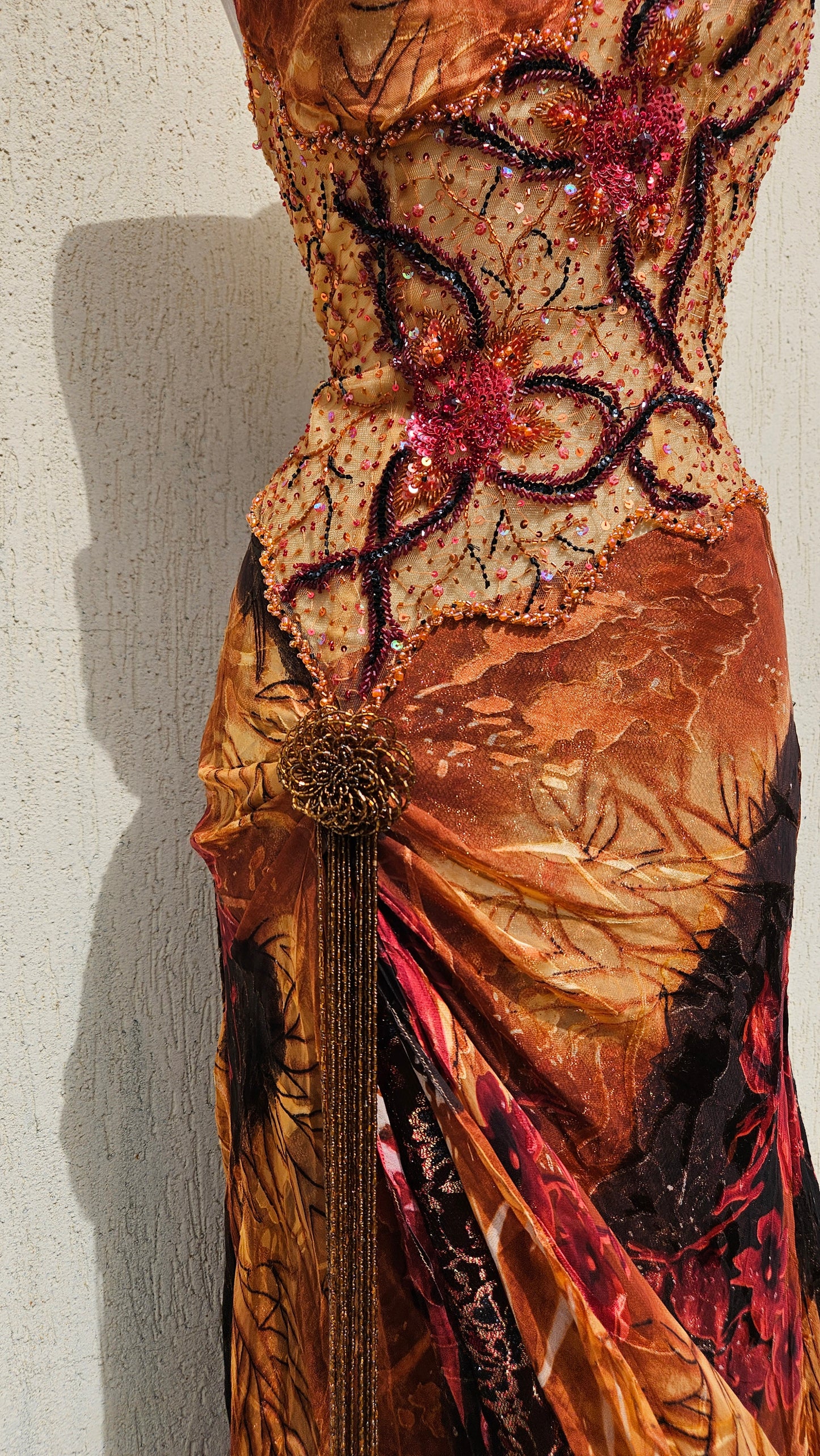 Robe en soie brodée orange