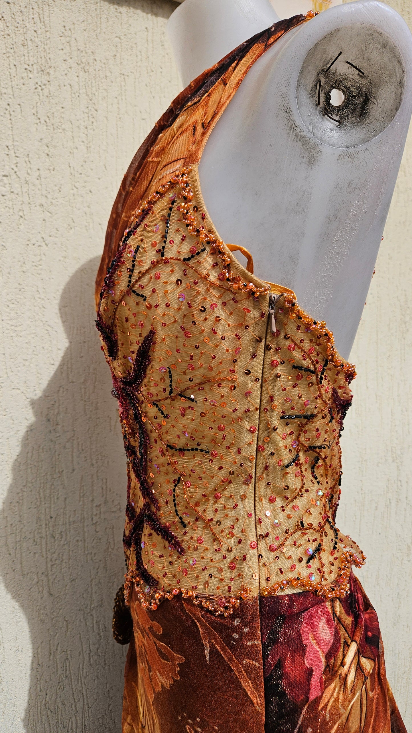 Robe en soie brodée orange