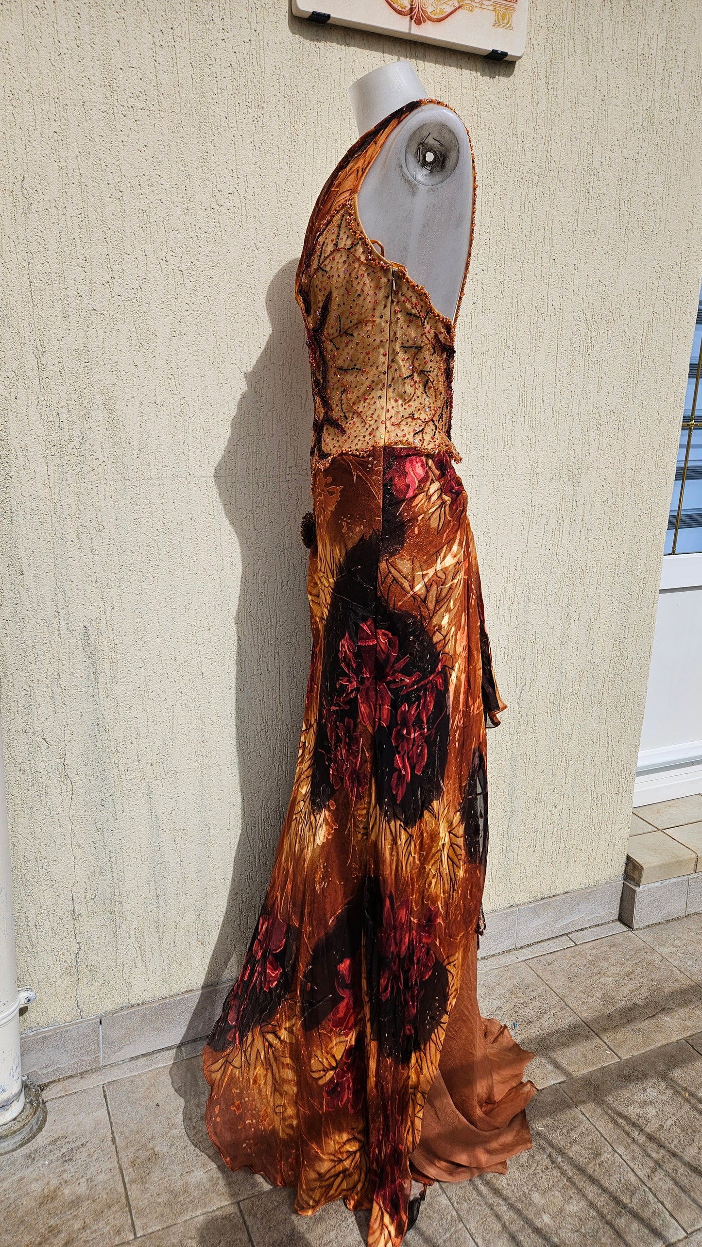 Robe en soie brodée orange