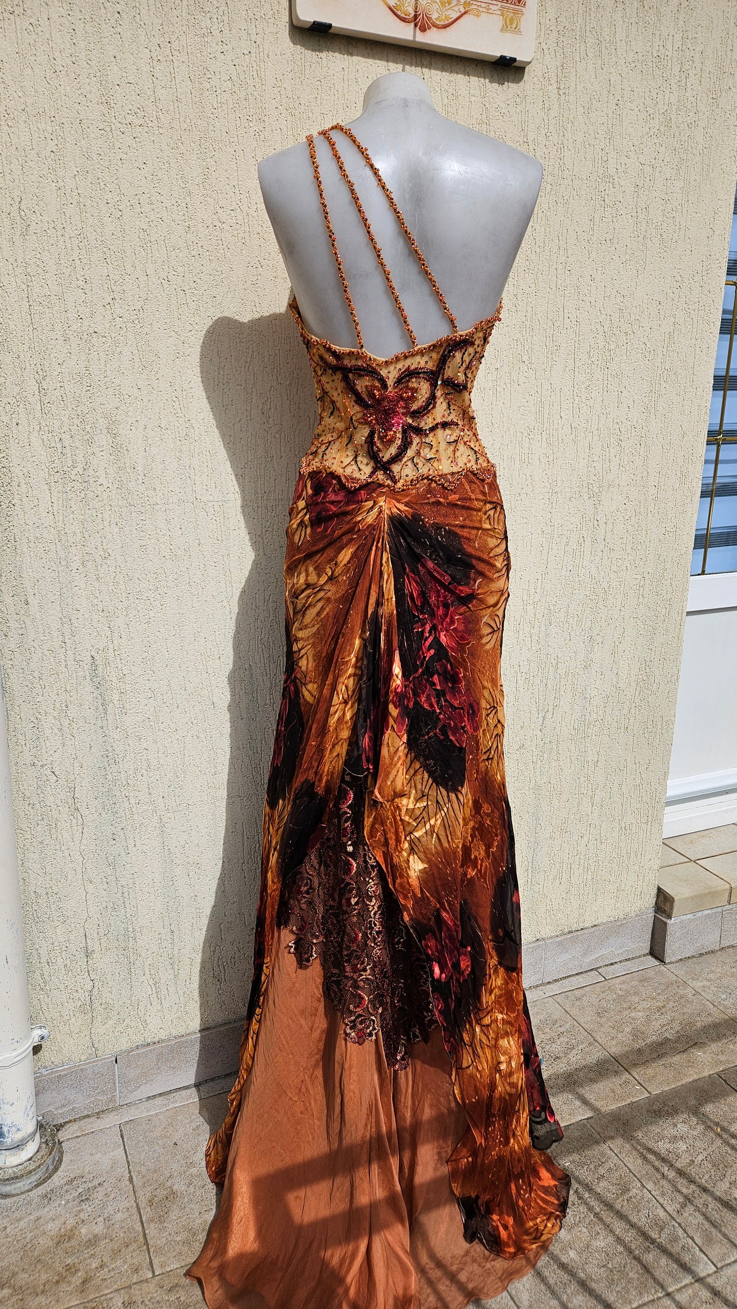 Robe en soie brodée orange