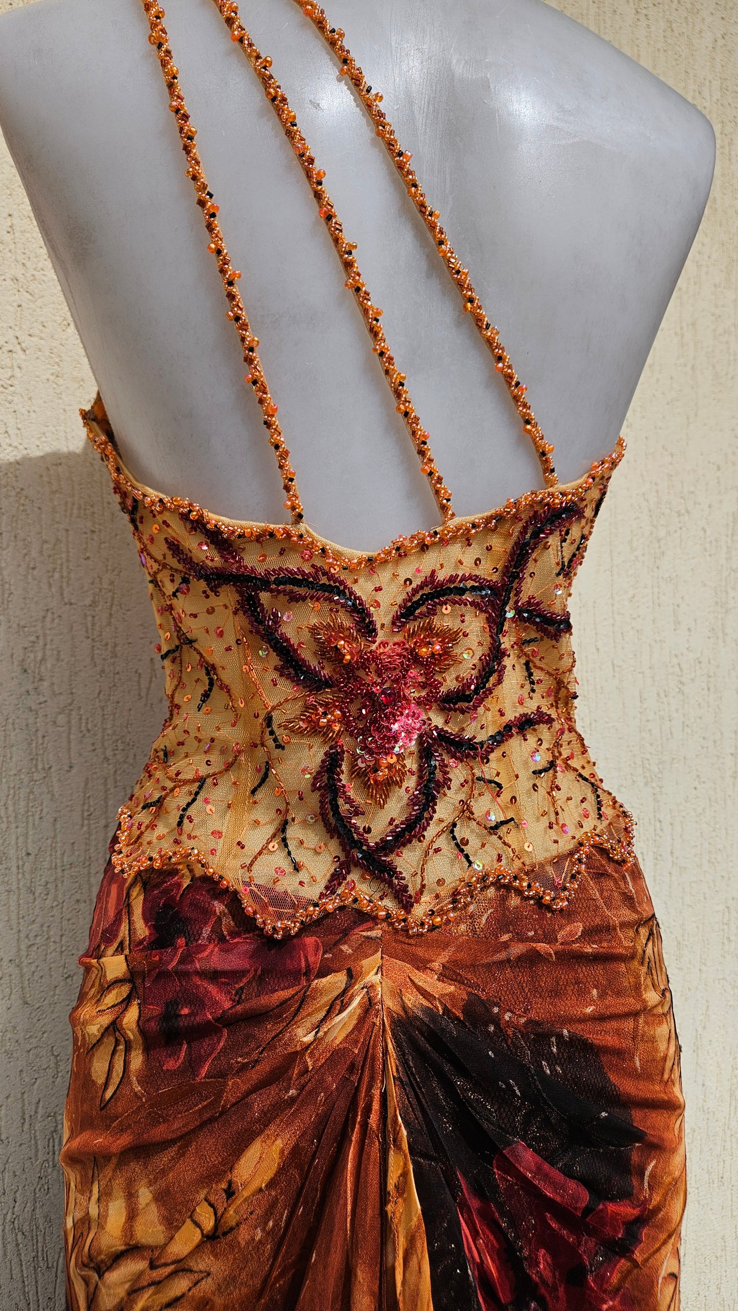Robe en soie brodée orange