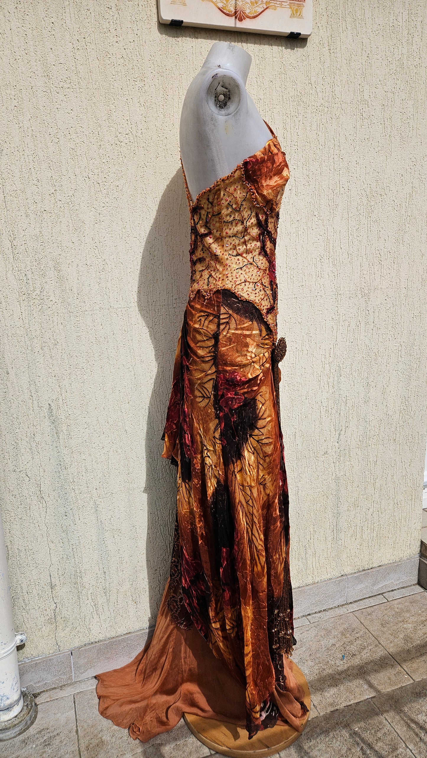 Robe en soie brodée orange