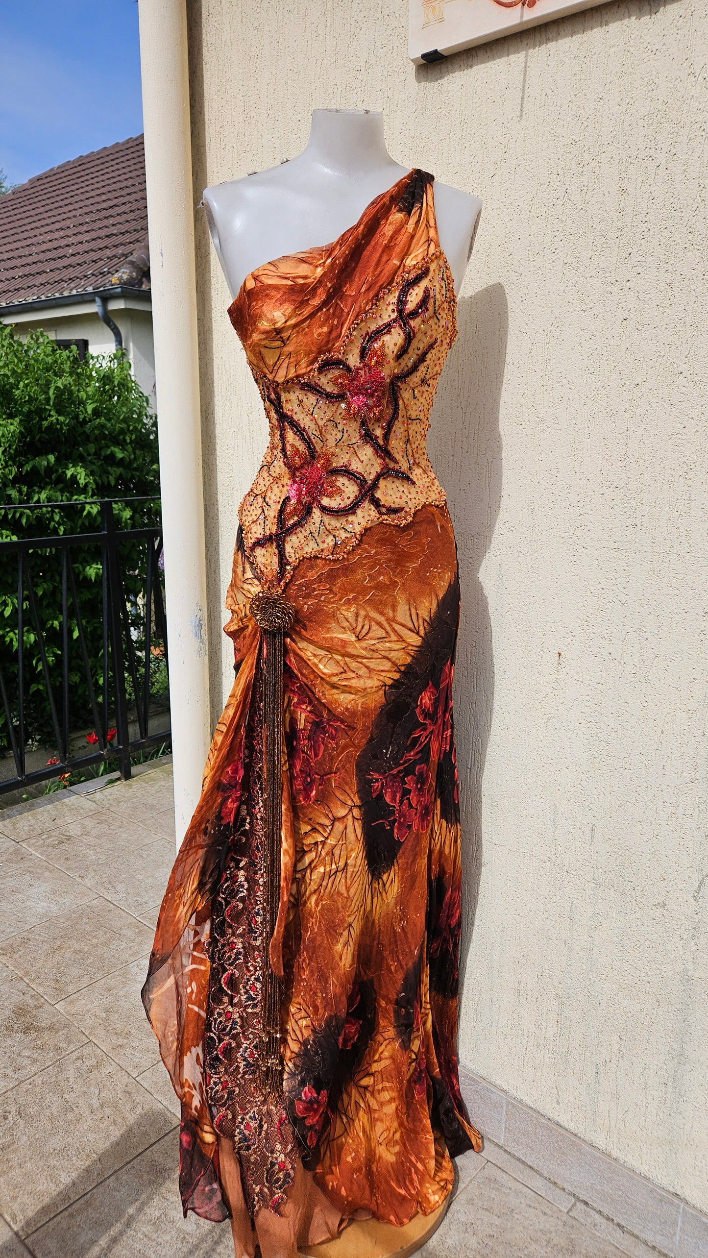 Robe en soie brodée orange