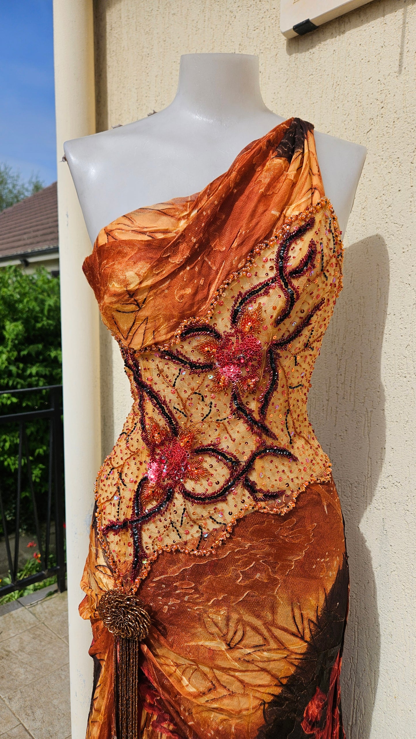 Robe en soie brodée orange