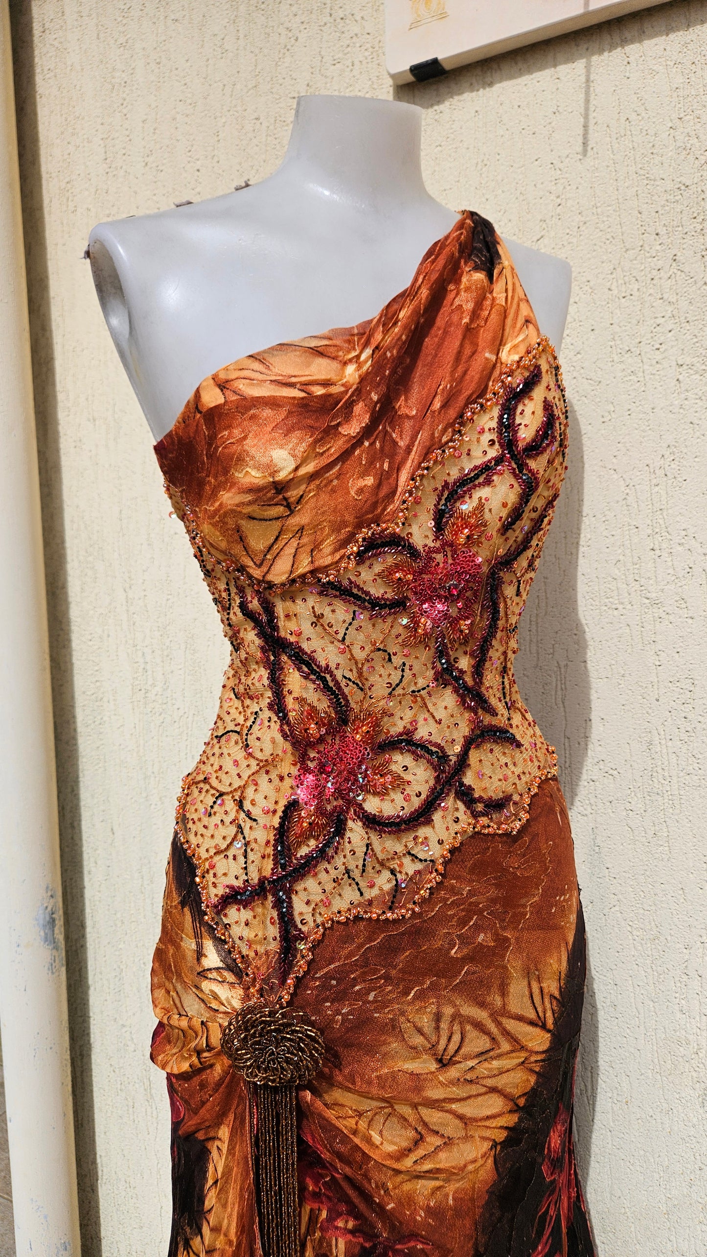 Robe en soie brodée orange