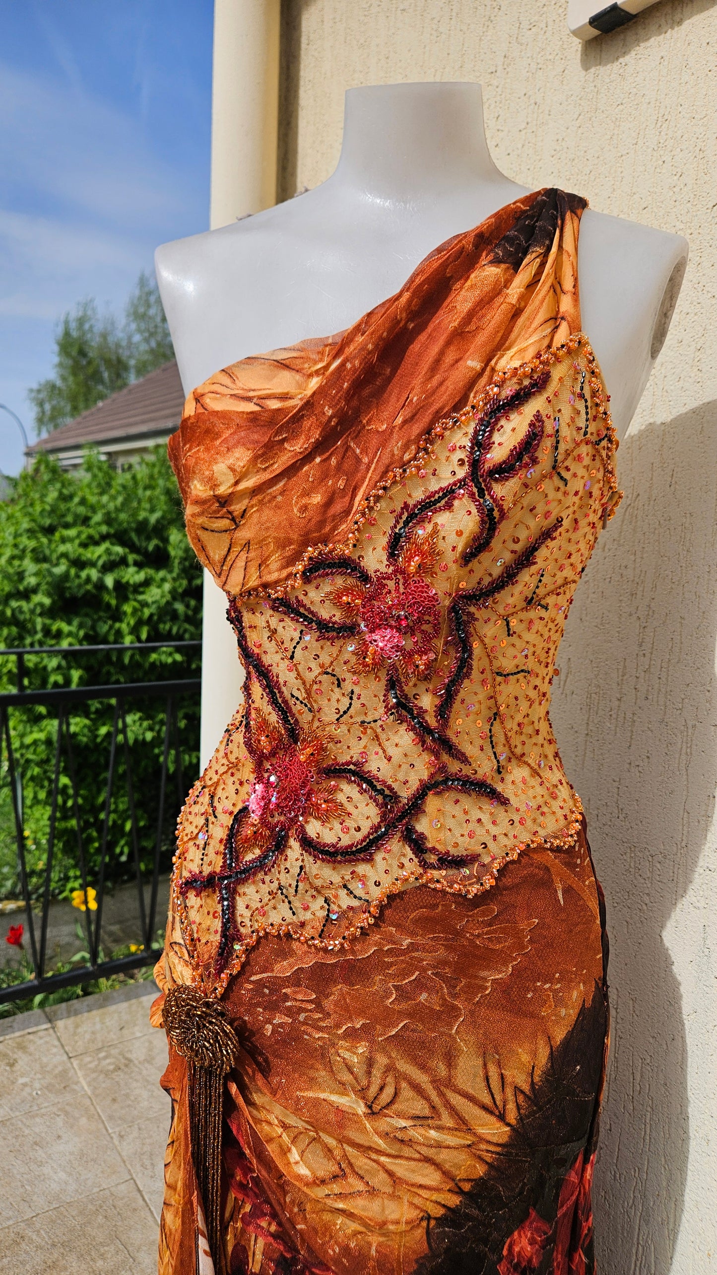 Robe en soie brodée orange