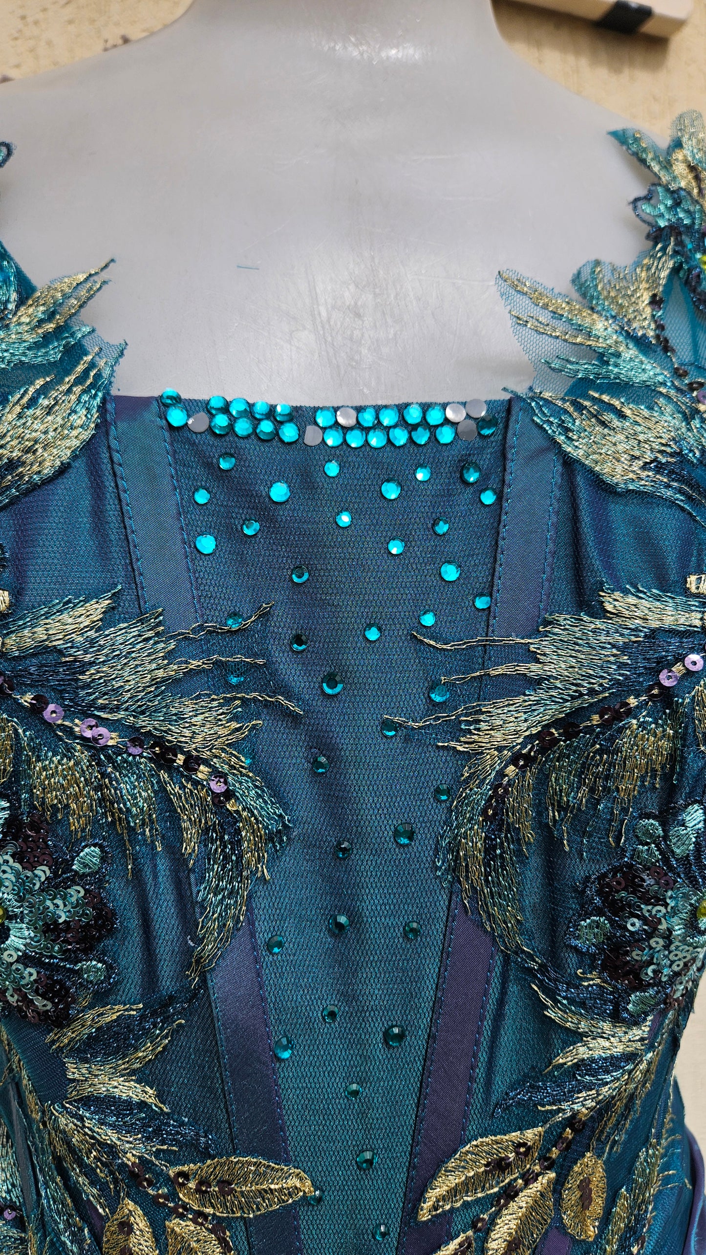Robe dos nu brodée