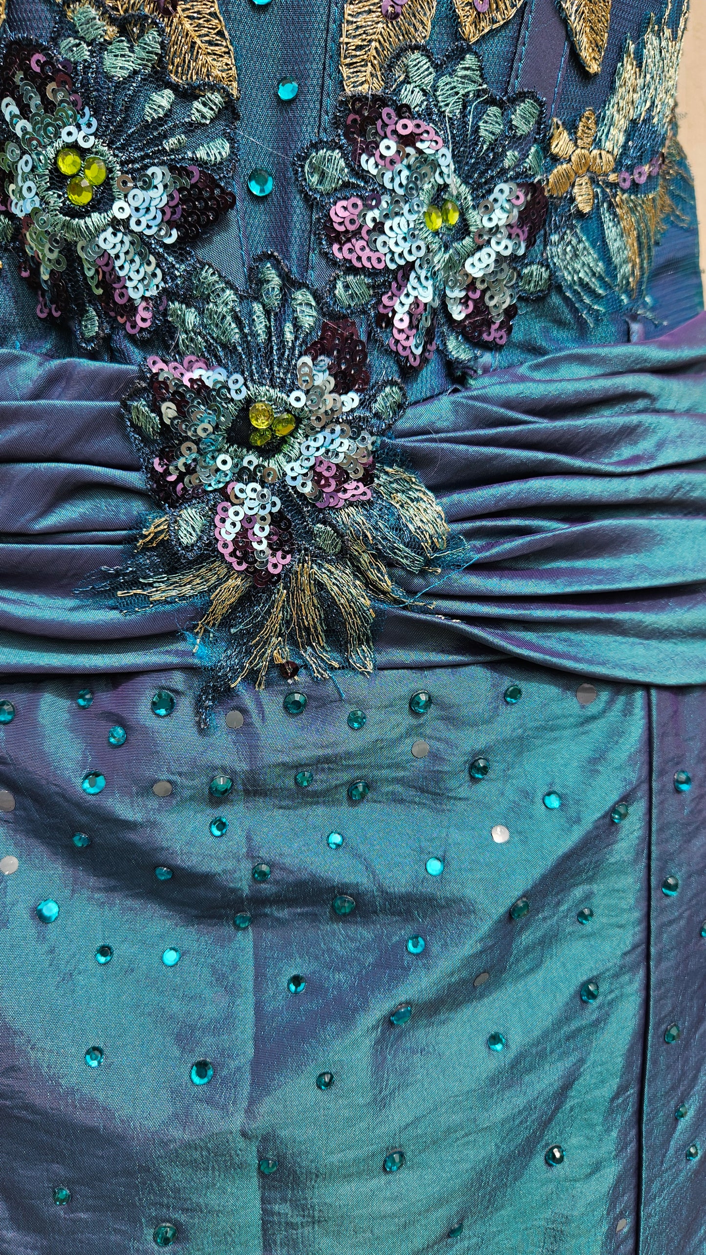 Robe dos nu brodée