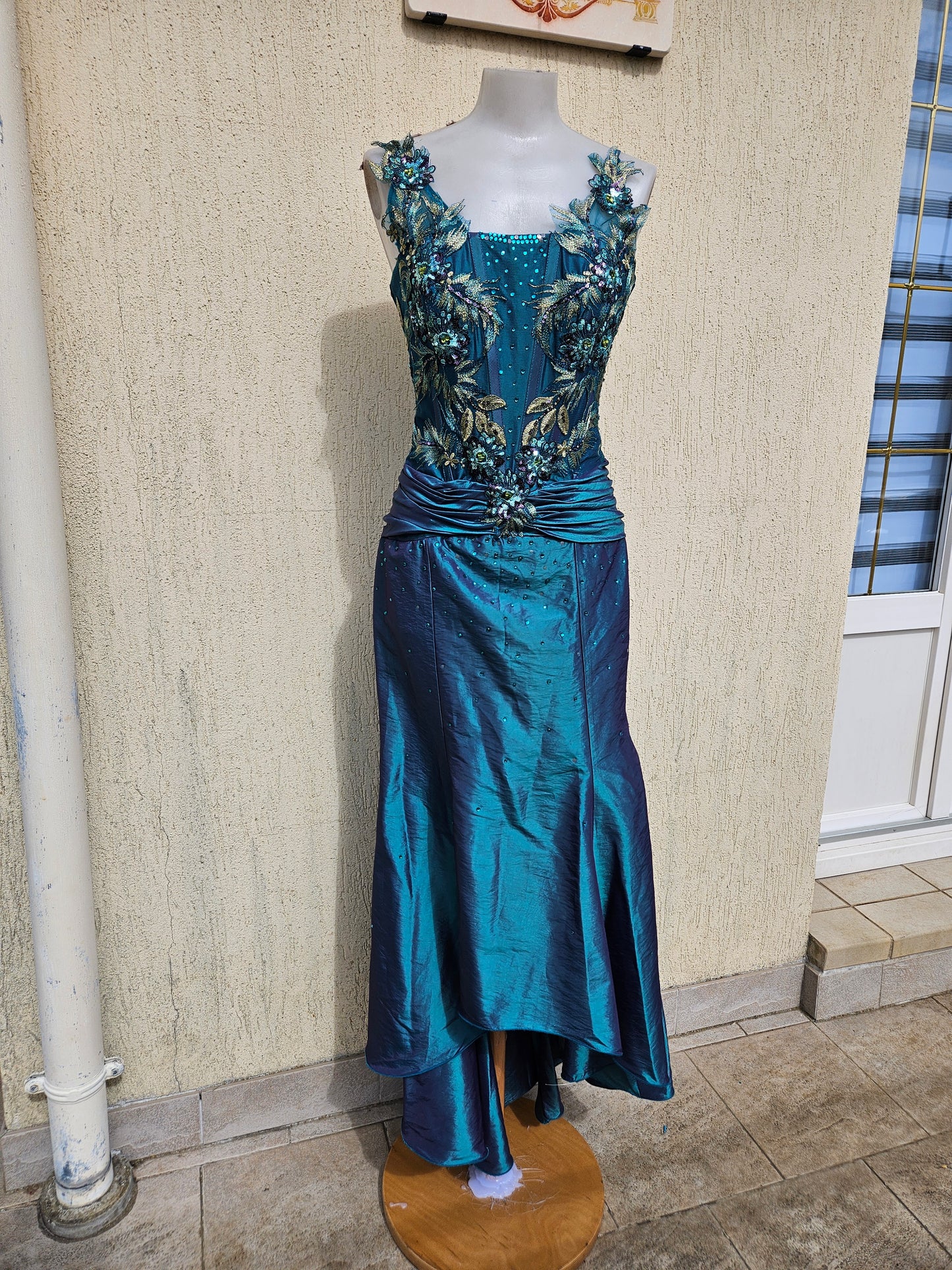 Robe dos nu brodée