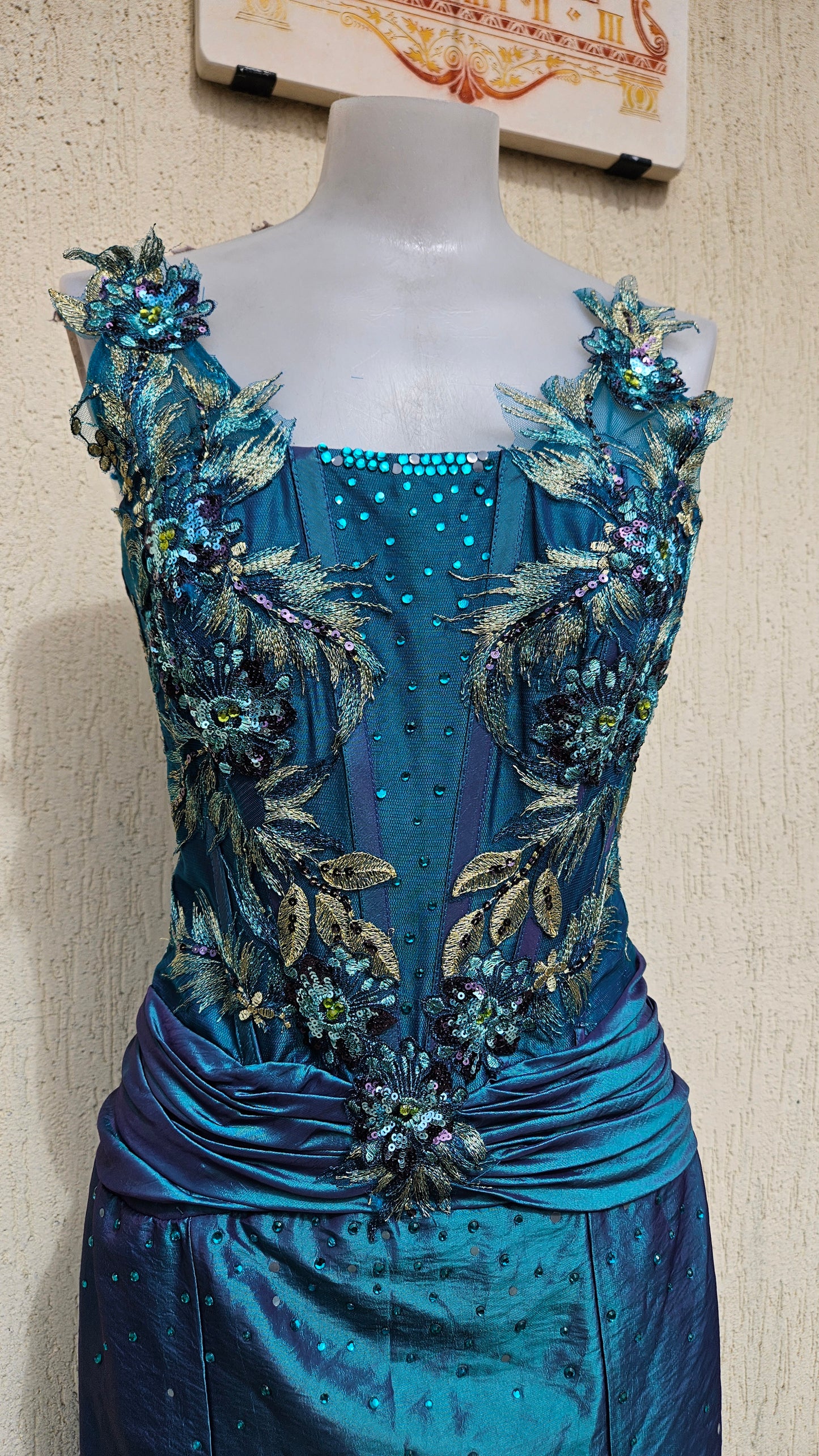 Robe dos nu brodée