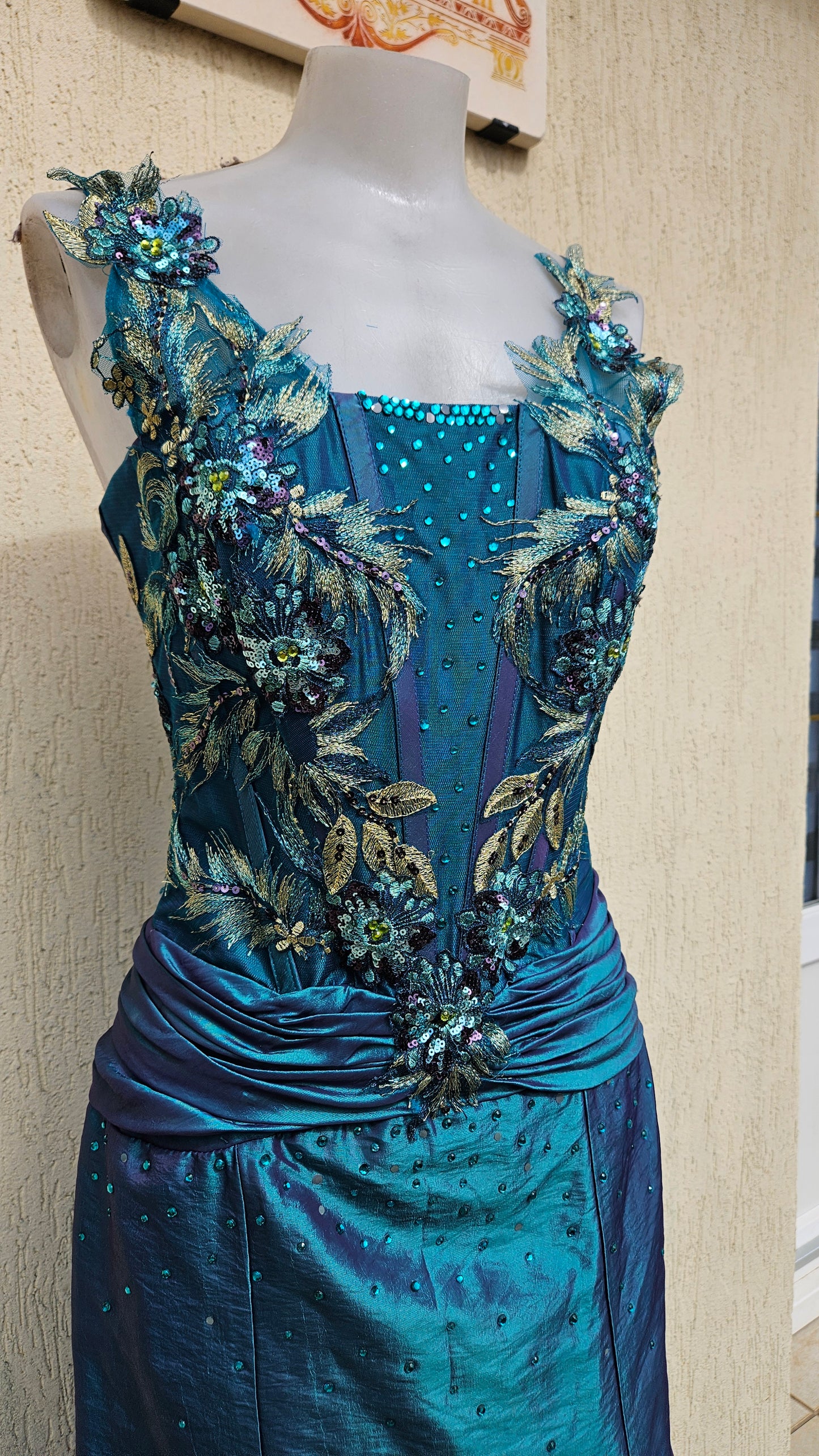 Robe dos nu brodée