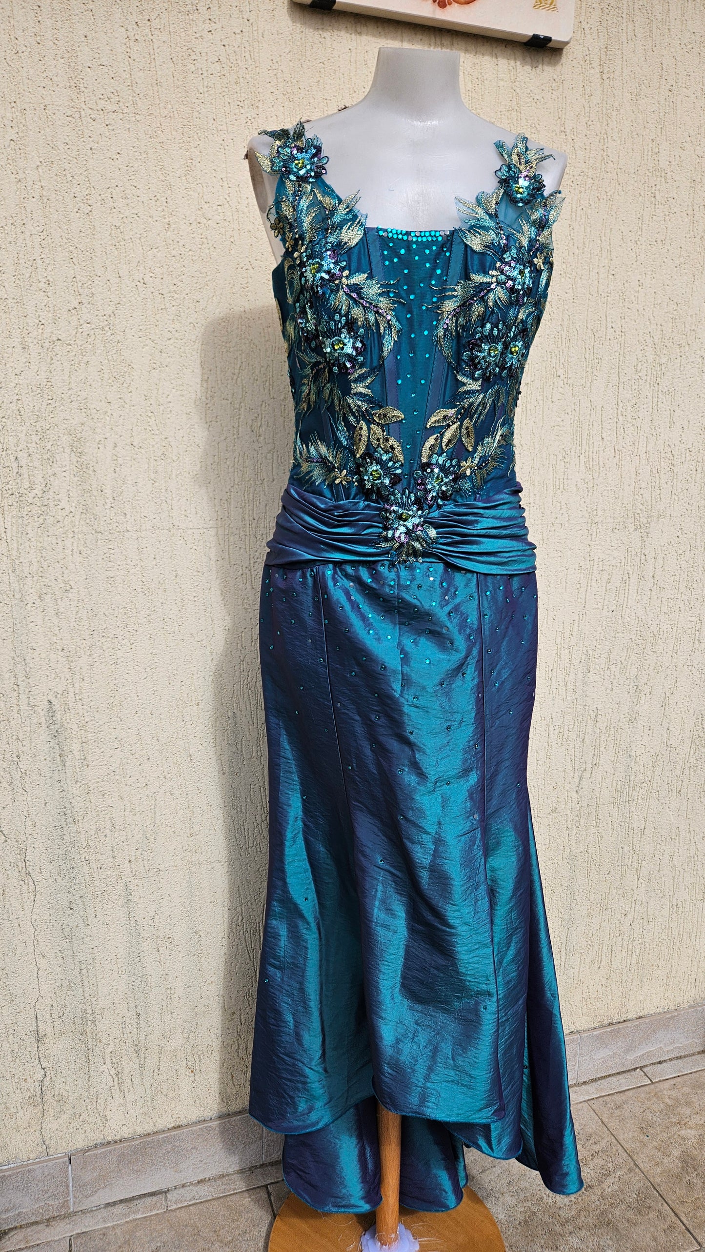 Robe dos nu brodée