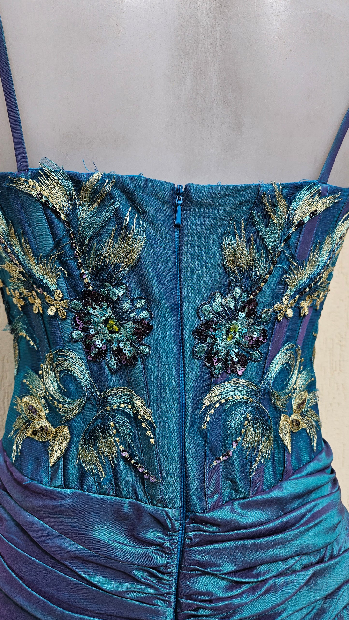 Robe dos nu brodée