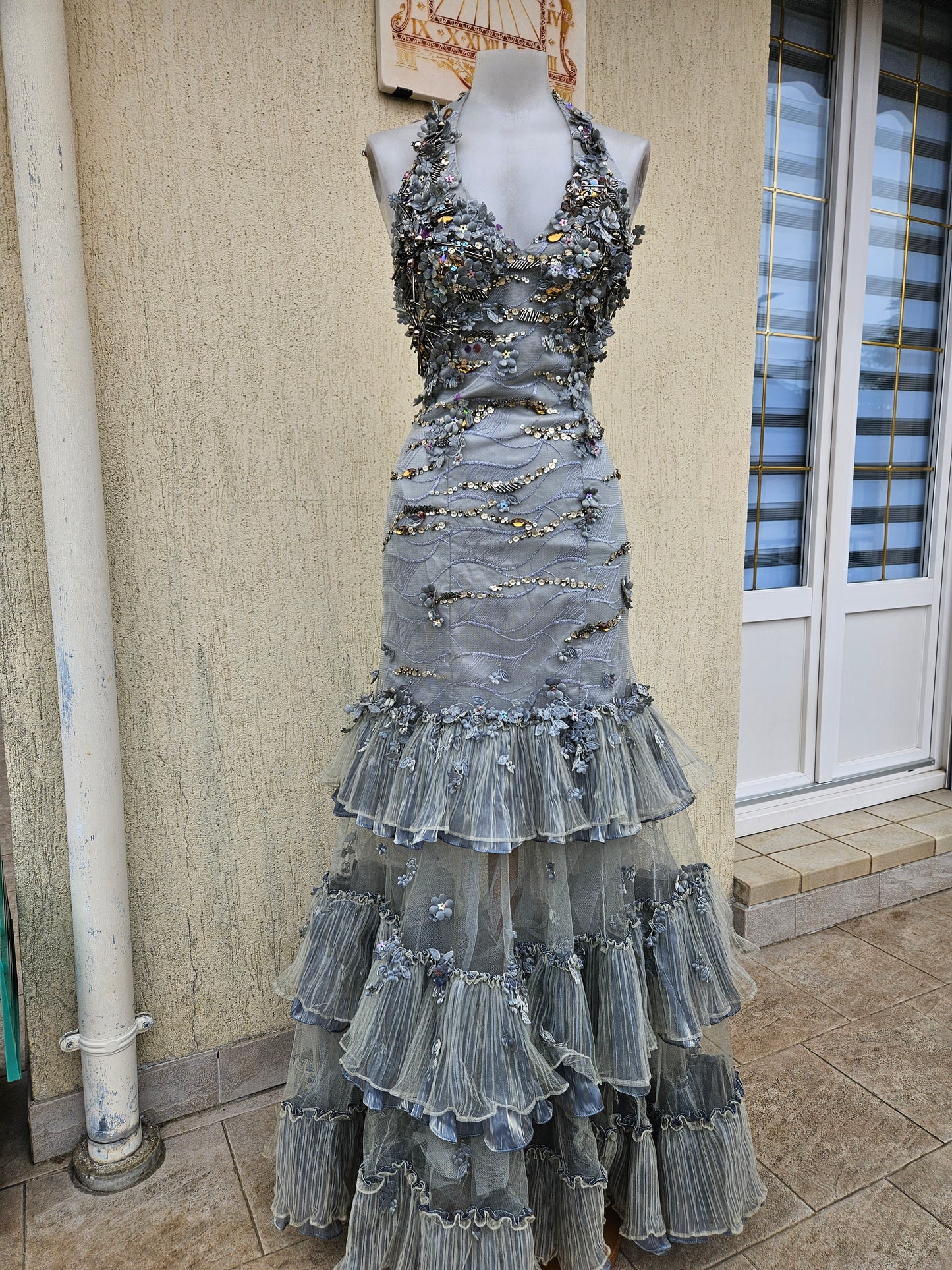 Maxi robe brodée grise