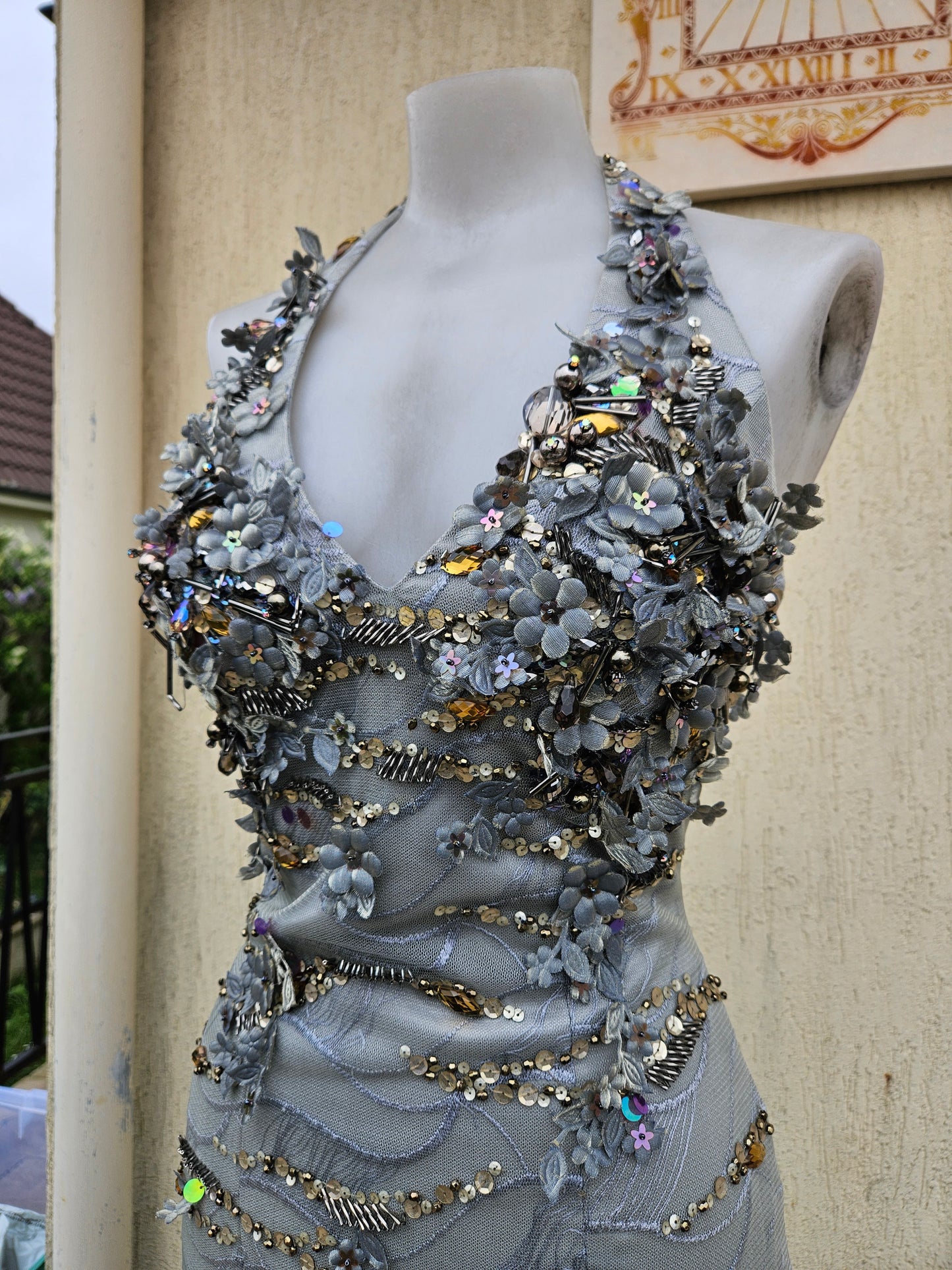Maxi robe brodée grise