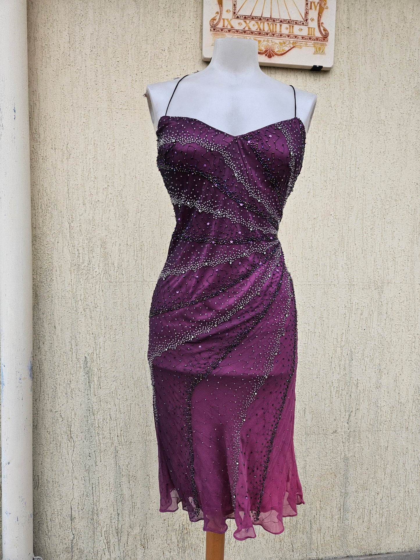 Robe violette en soie brodée de perles