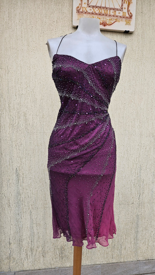 Robe violette en soie brodée de perles