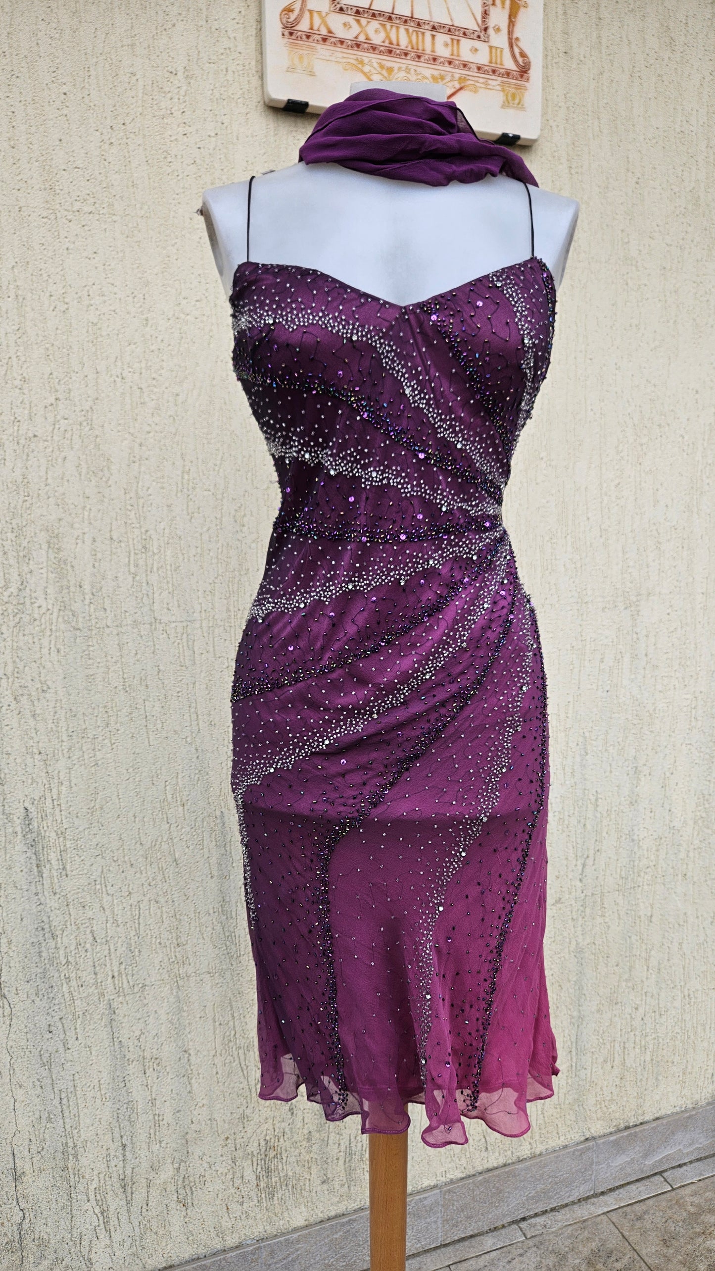 Robe violette en soie brodée de perles