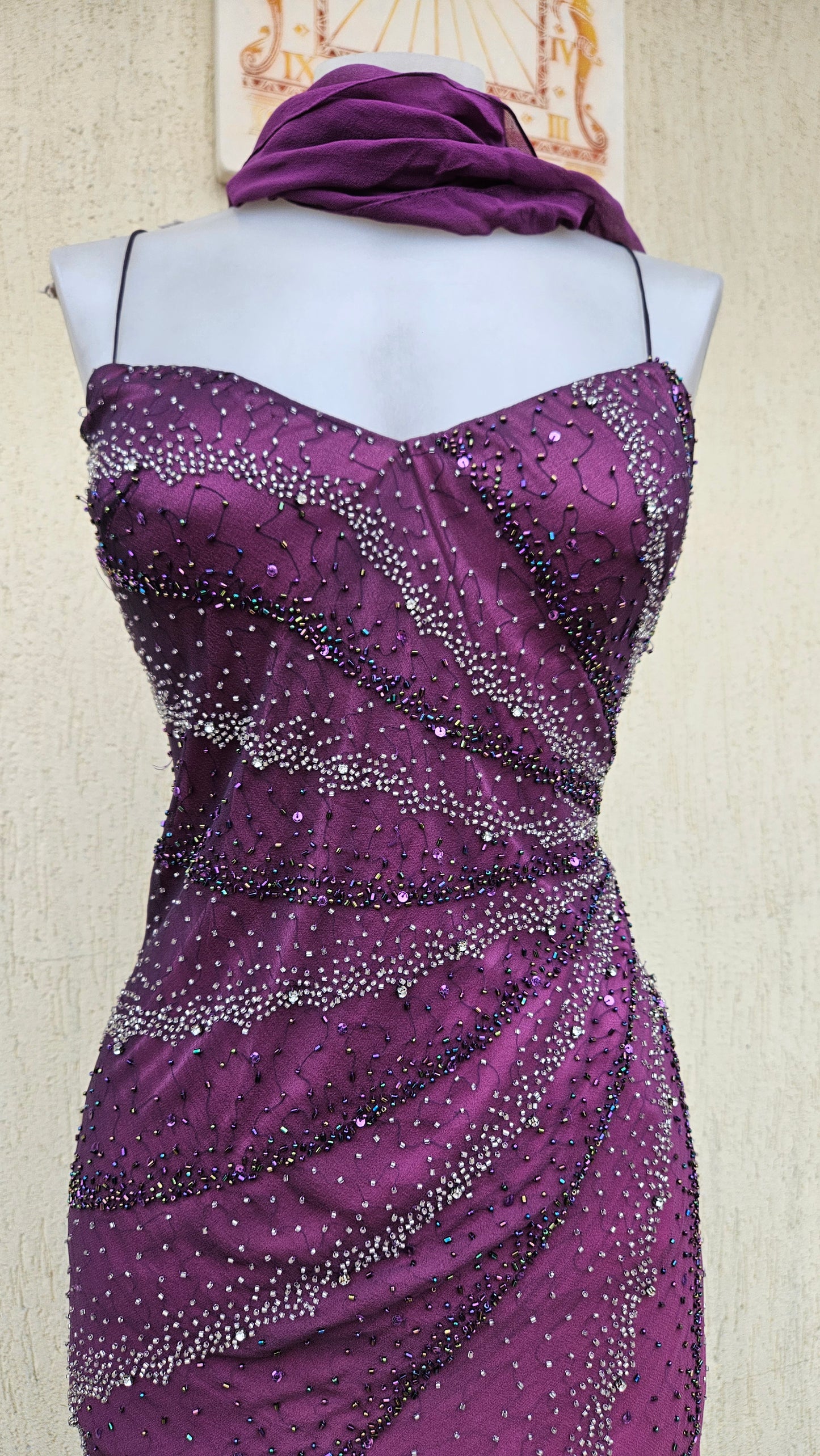 Robe violette en soie brodée de perles