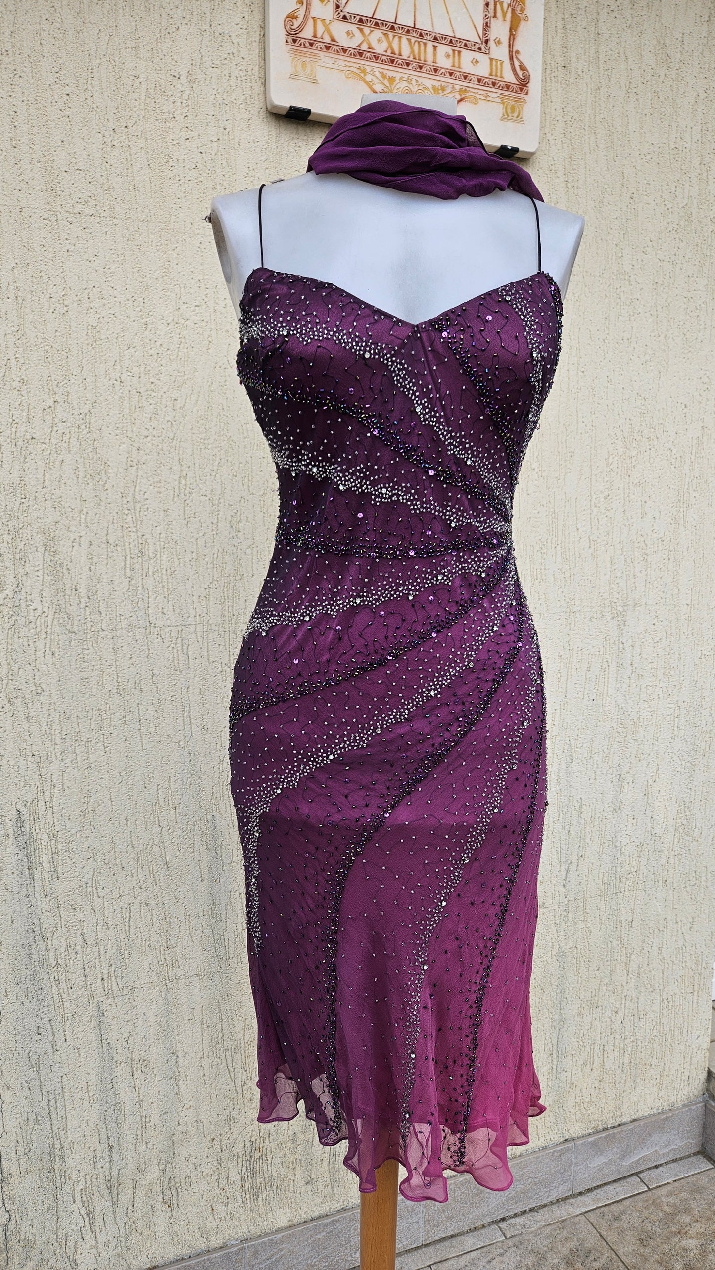 Robe violette en soie brodée de perles