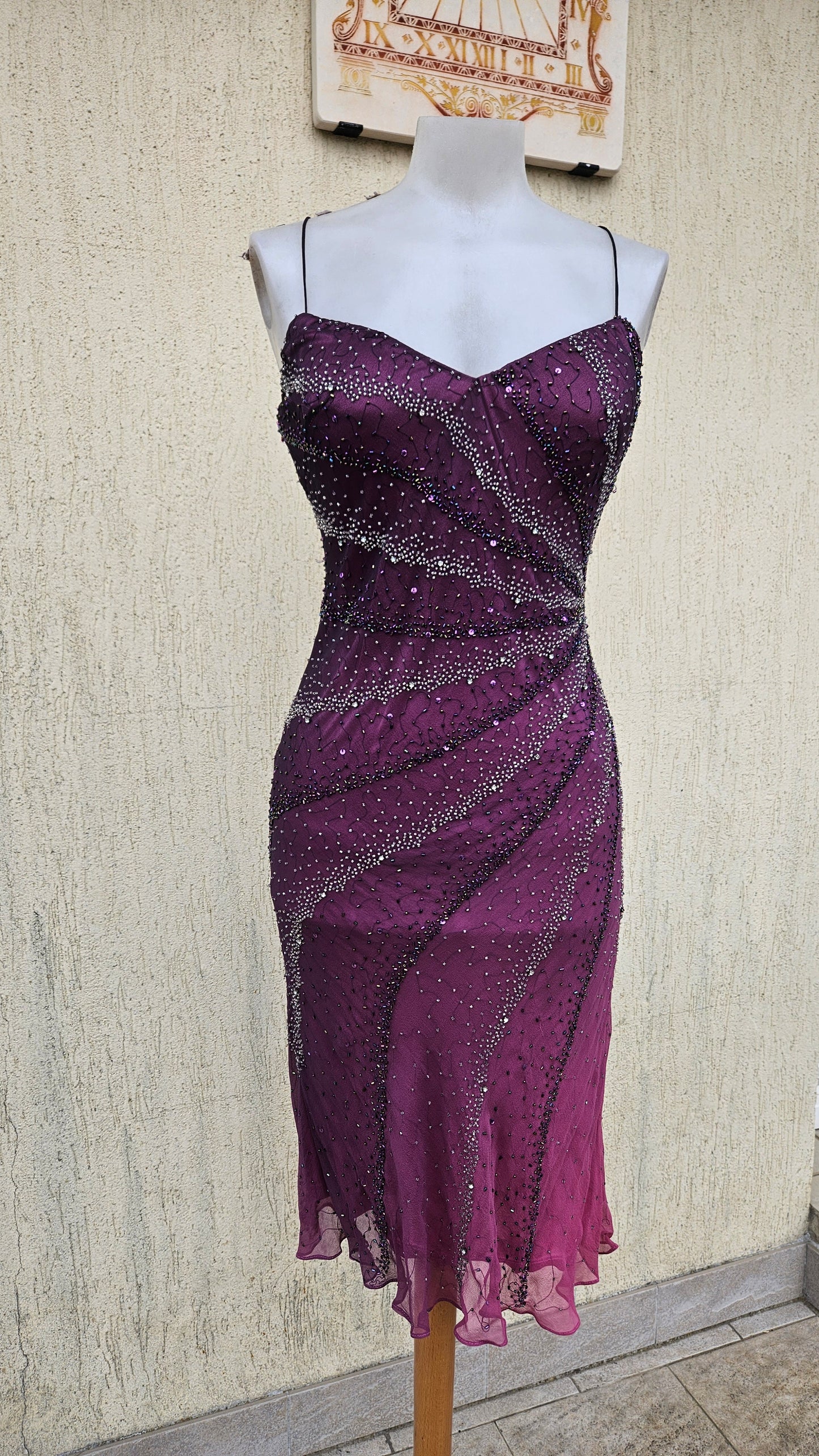 Robe violette en soie brodée de perles