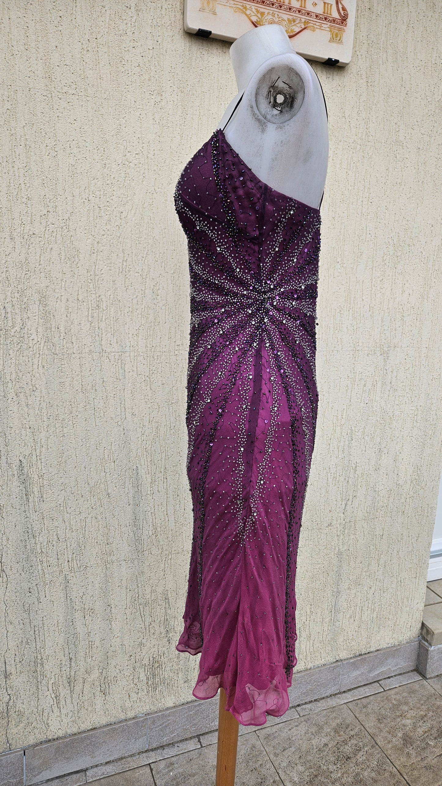 Robe violette en soie brodée de perles