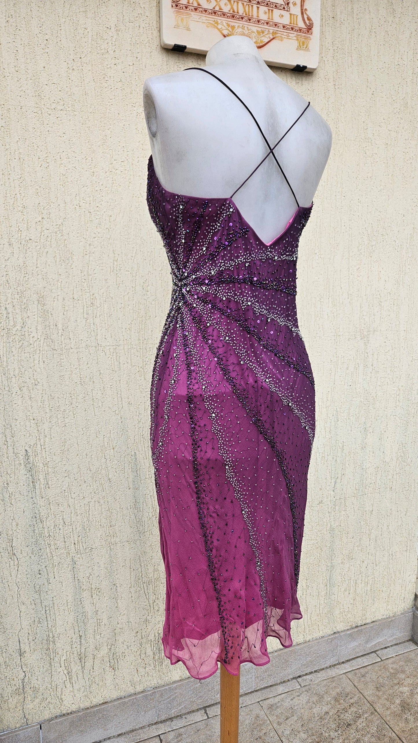 Robe violette en soie brodée de perles