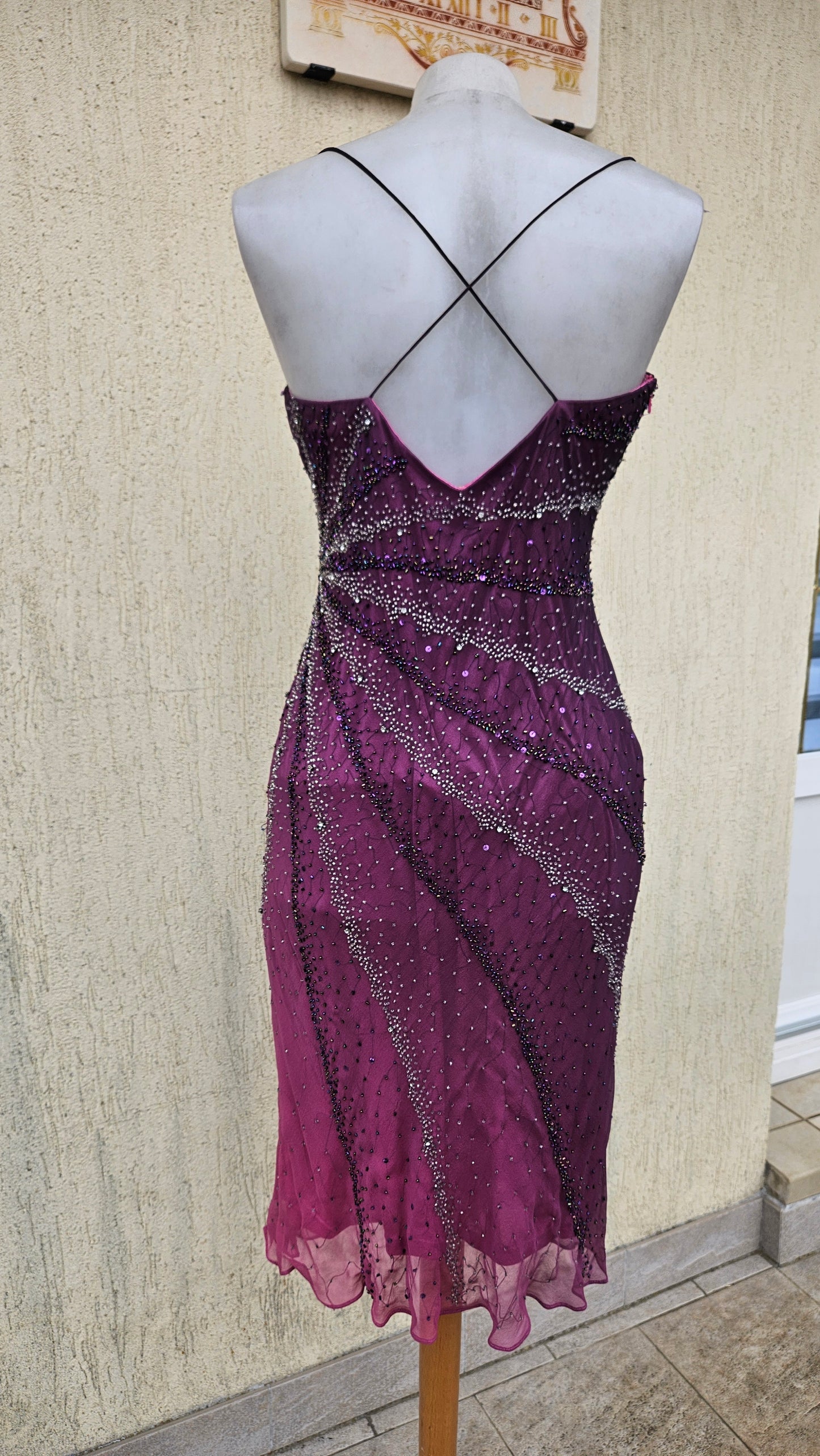 Robe violette en soie brodée de perles