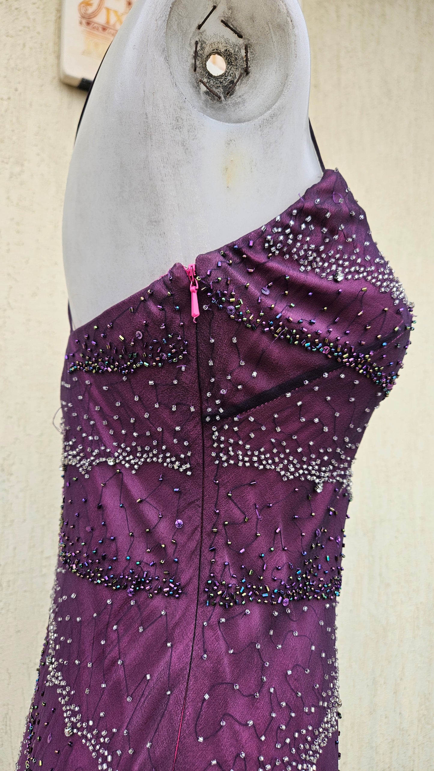 Robe violette en soie brodée de perles