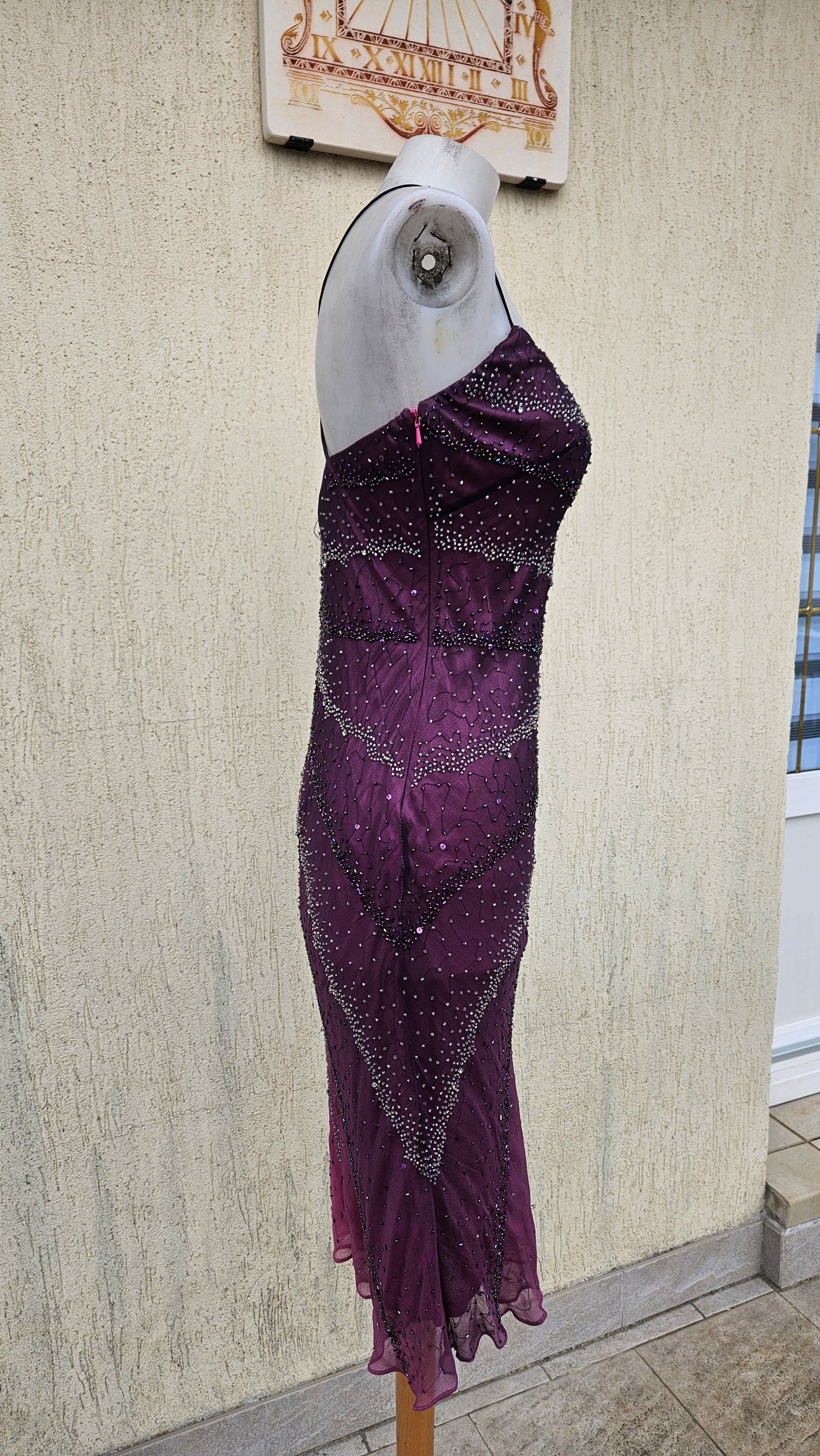 Robe violette en soie brodée de perles