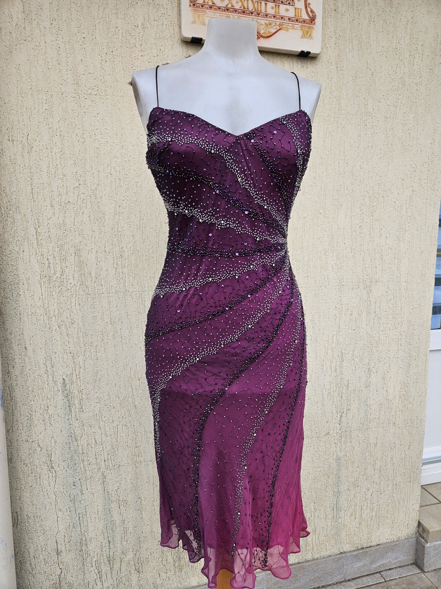 Robe violette en soie brodée de perles