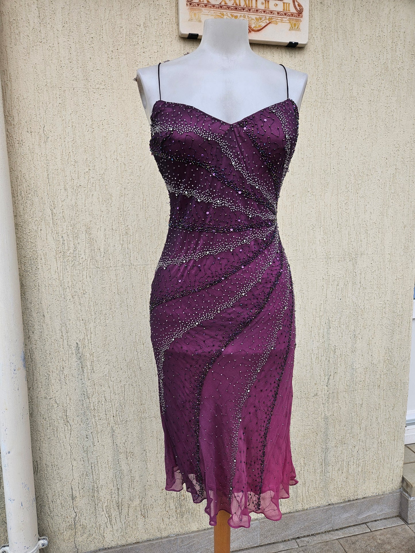 Robe violette en soie brodée de perles