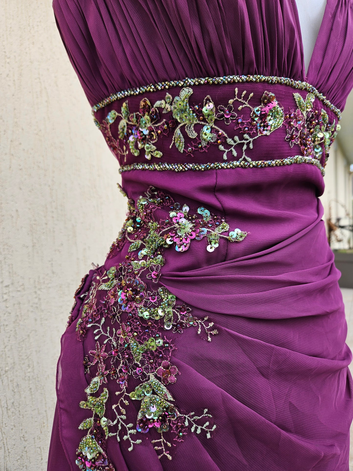 Longueur robe violette avec broderies