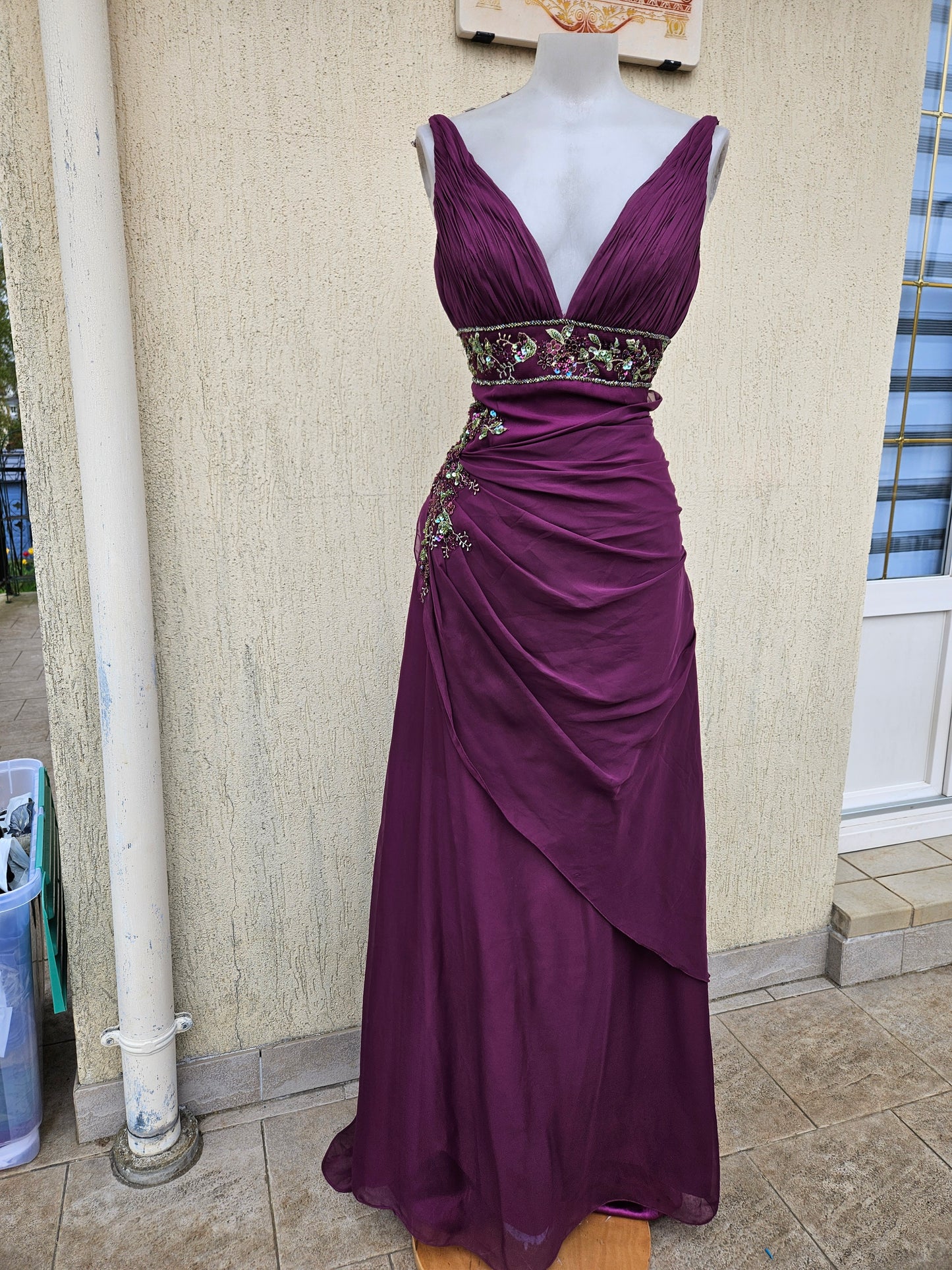 Longueur robe violette avec broderies