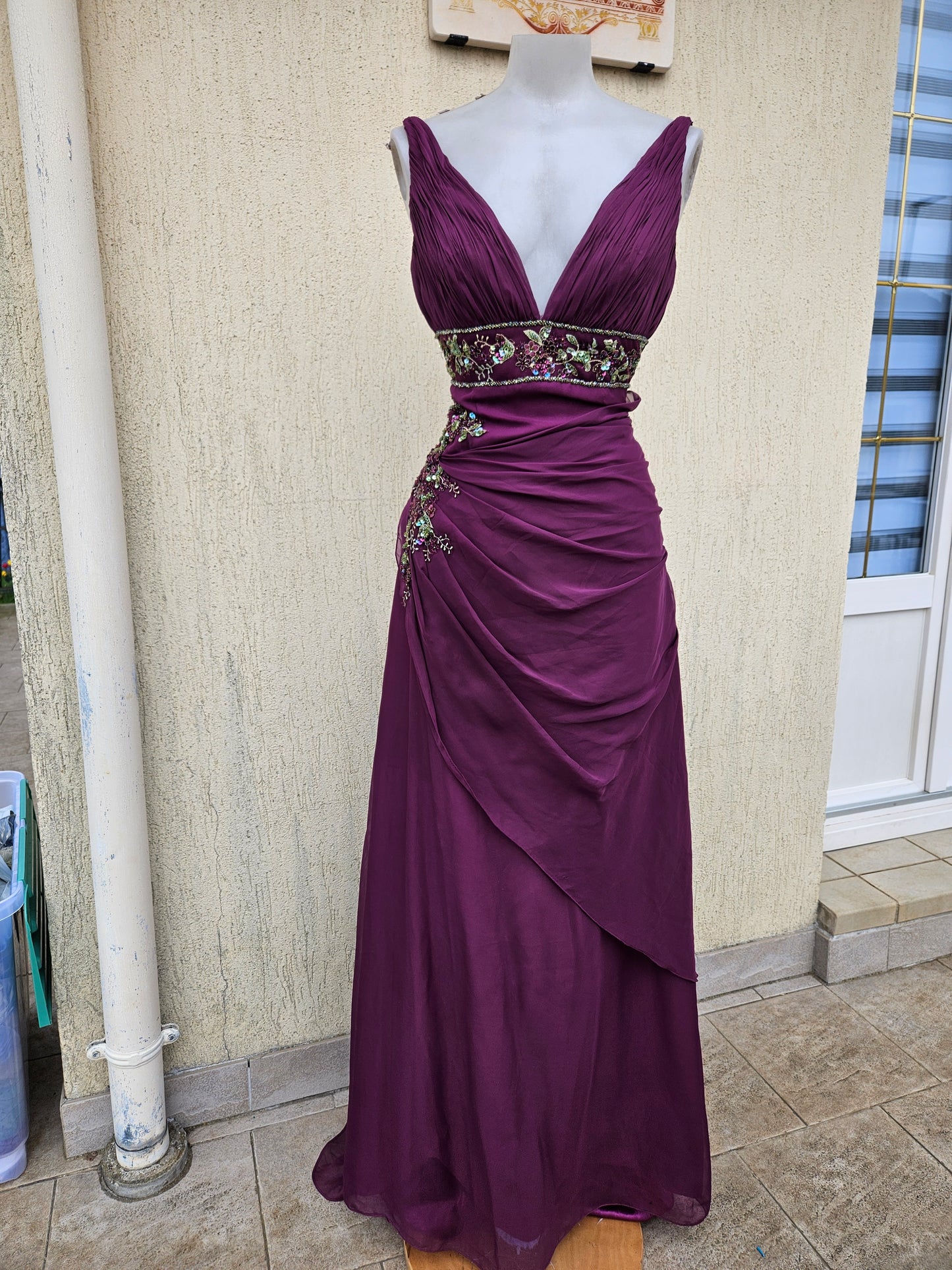 Longueur robe violette avec broderies
