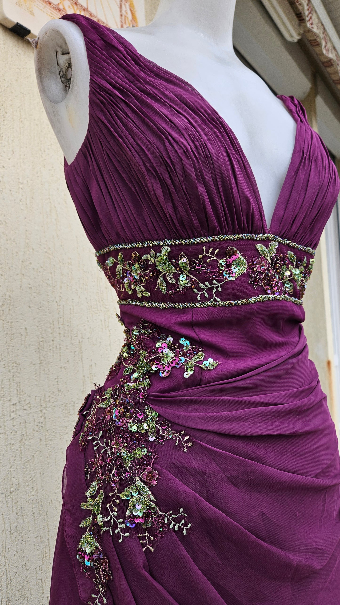 Longueur robe violette avec broderies