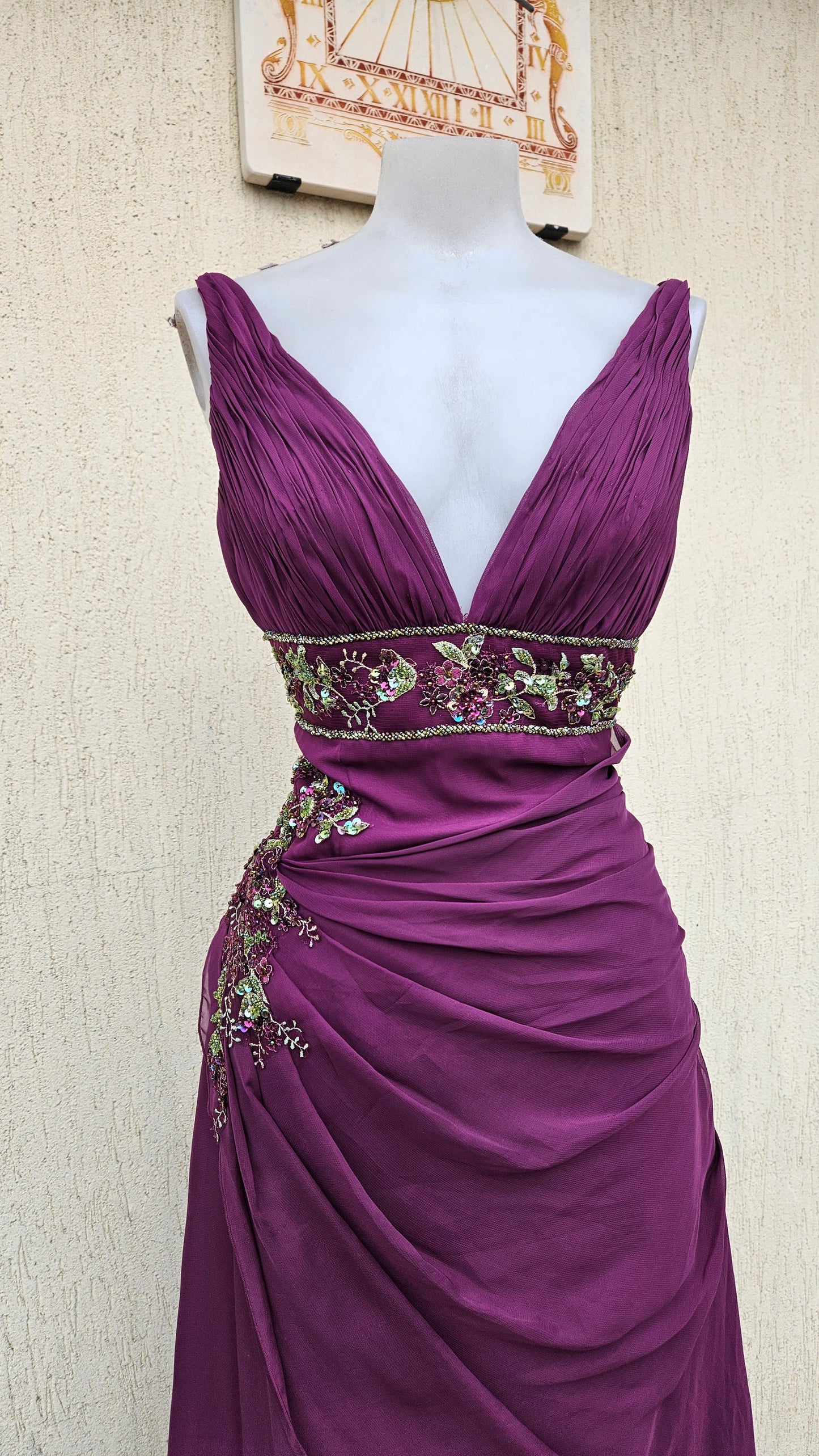 Longueur robe violette avec broderies
