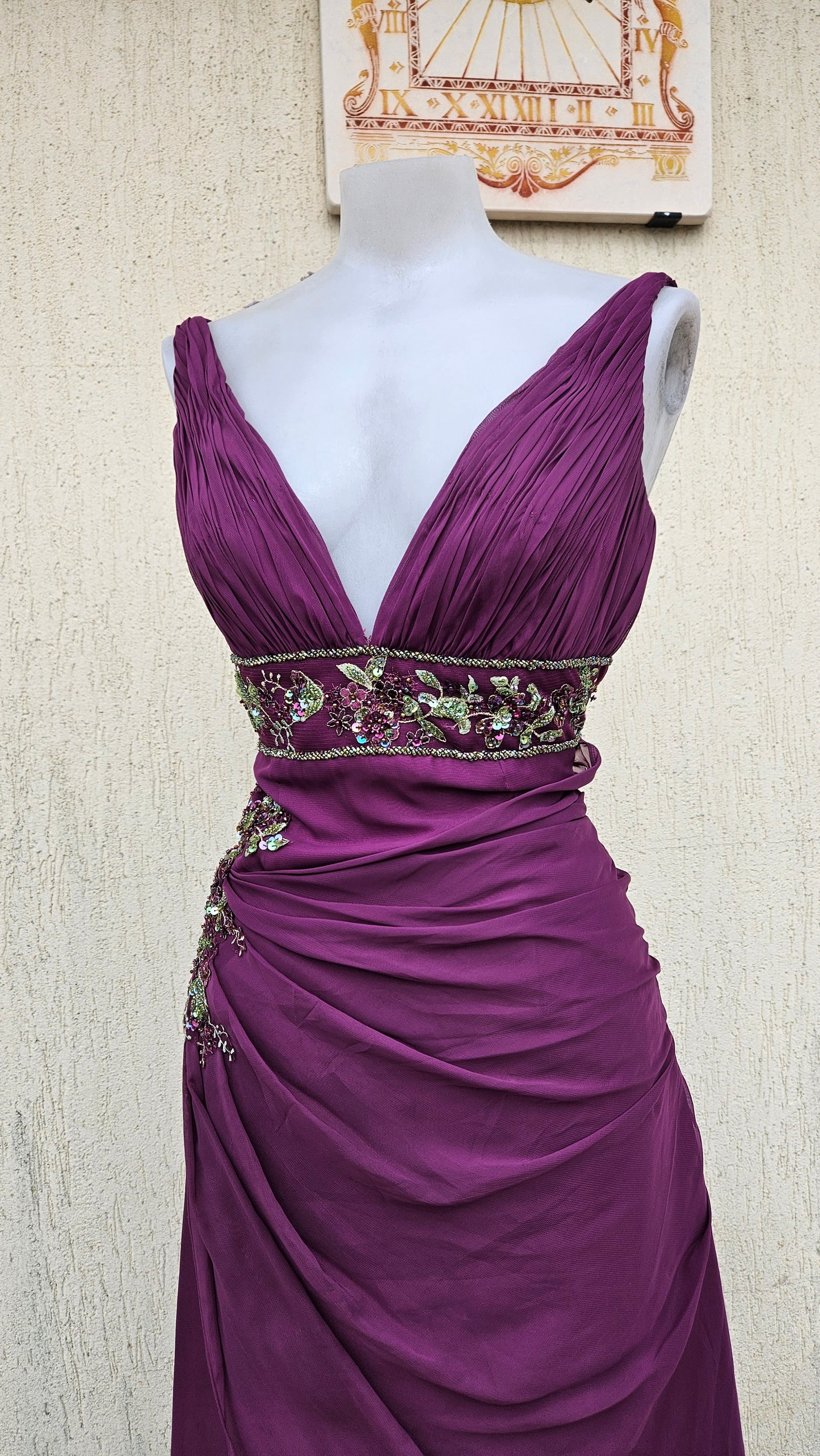 Longueur robe violette avec broderies